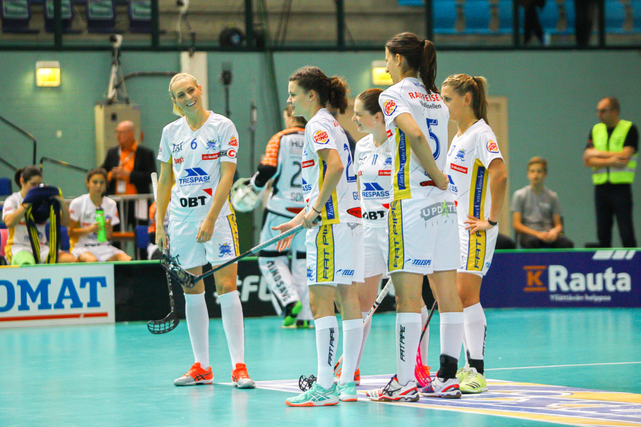 Areena (Seinäjoki), 06.10.2017, Champions Cup 1/2 Final Damen, SC Classic - UHC Dietlikon, Dietlkon vor dem Spiel
(Claudio Schwarz, unihockey-fotos.ch)

Copyright: Claudio Schwarz, unihockey-fotos.ch – Dieses Bild wurde durch swiss unihockey lizenziert und darf ausschliesslich auf den Online-Kanälen von swiss unihockey verwendet werden. Die redaktionelle oder kommerzielle Nutzung durch Dritte (Medien, Vereine, Unternehmen oder Privatpersonen) per Download von diesem flickr-Account ist ausgeschlossen. Das Bild kann bei Interesse via unihockey-fotos.ch kostenpflichtig lizenziert werden. unihockey-fotos.ch behält sich vor, fehlbaren Medien, Vereinen, Unternehmen oder Privatpersonen Bilder mit einem Zuschlag in Rechnung zu stellen.