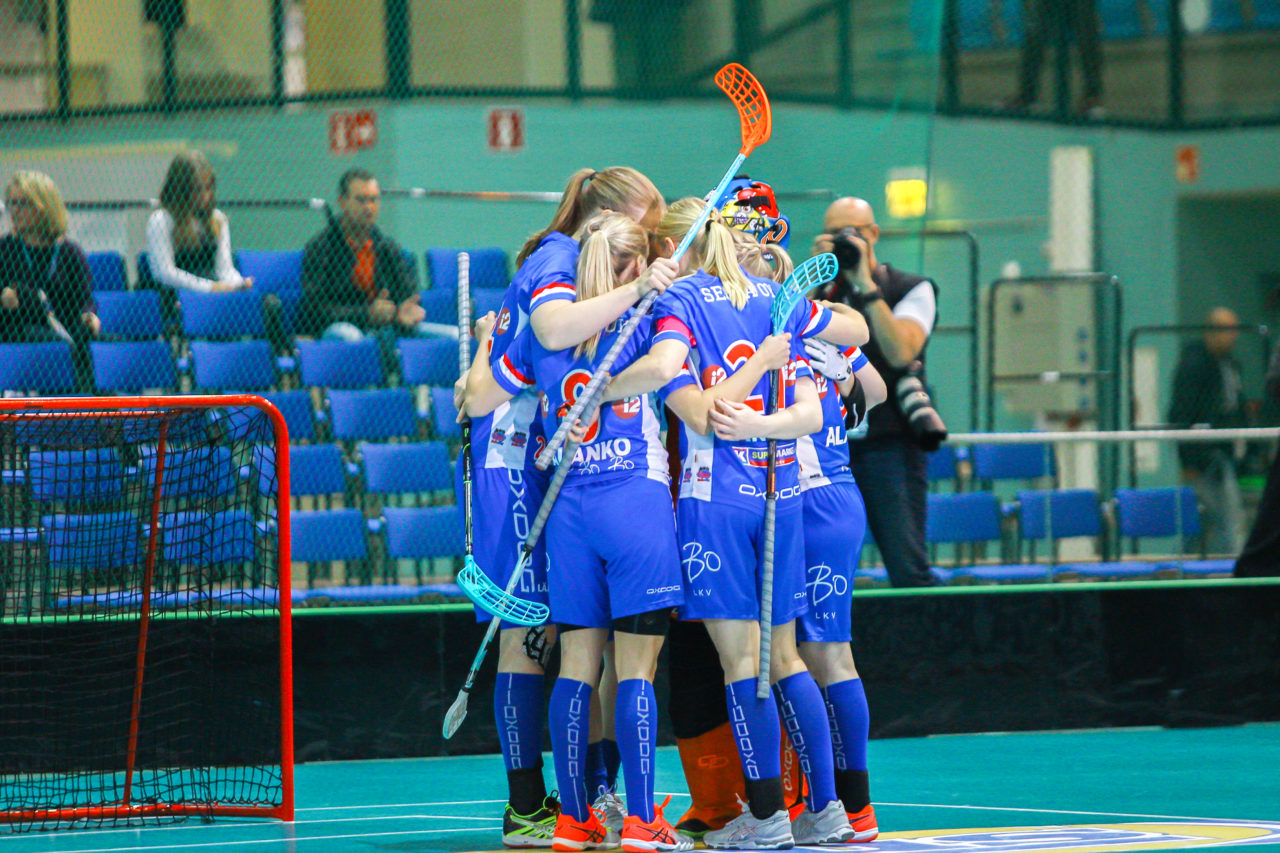 Areena (Seinäjoki), 06.10.2017, Champions Cup 1/2 Final Damen, SC Classic - UHC Dietlikon, SC Classic vor dem Spiel
(Claudio Schwarz, unihockey-fotos.ch)

Copyright: Claudio Schwarz, unihockey-fotos.ch – Dieses Bild wurde durch swiss unihockey lizenziert und darf ausschliesslich auf den Online-Kanälen von swiss unihockey verwendet werden. Die redaktionelle oder kommerzielle Nutzung durch Dritte (Medien, Vereine, Unternehmen oder Privatpersonen) per Download von diesem flickr-Account ist ausgeschlossen. Das Bild kann bei Interesse via unihockey-fotos.ch kostenpflichtig lizenziert werden. unihockey-fotos.ch behält sich vor, fehlbaren Medien, Vereinen, Unternehmen oder Privatpersonen Bilder mit einem Zuschlag in Rechnung zu stellen.