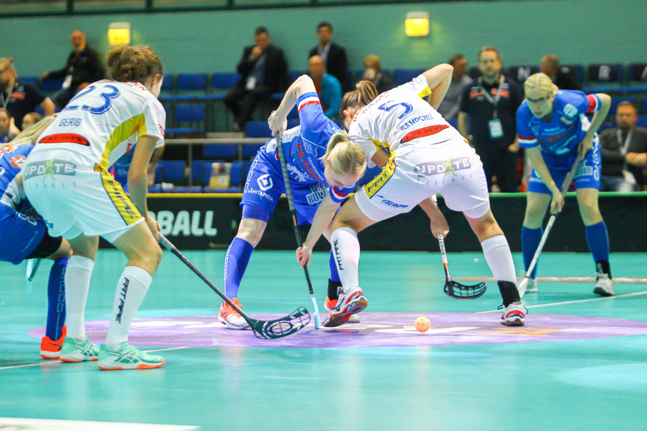 Areena (Seinäjoki), 06.10.2017, Champions Cup 1/2 Final Damen, SC Classic - UHC Dietlikon, Andrea Gämperli (Nr. 5, UHC Dietlikon) gewinnt das erste Bully
(Claudio Schwarz, unihockey-fotos.ch)

Copyright: Claudio Schwarz, unihockey-fotos.ch – Dieses Bild wurde durch swiss unihockey lizenziert und darf ausschliesslich auf den Online-Kanälen von swiss unihockey verwendet werden. Die redaktionelle oder kommerzielle Nutzung durch Dritte (Medien, Vereine, Unternehmen oder Privatpersonen) per Download von diesem flickr-Account ist ausgeschlossen. Das Bild kann bei Interesse via unihockey-fotos.ch kostenpflichtig lizenziert werden. unihockey-fotos.ch behält sich vor, fehlbaren Medien, Vereinen, Unternehmen oder Privatpersonen Bilder mit einem Zuschlag in Rechnung zu stellen.