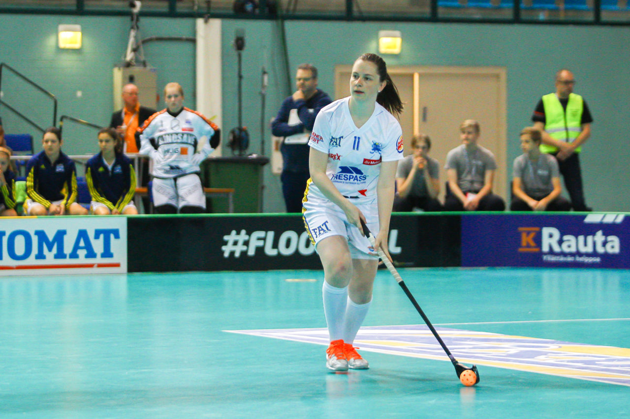 Areena (Seinäjoki), 06.10.2017, Champions Cup 1/2 Final Damen, SC Classic - UHC Dietlikon, Laura Bürgi (Nr. 11, UHC Dietlikon) am Ball
(Claudio Schwarz, unihockey-fotos.ch)

Copyright: Claudio Schwarz, unihockey-fotos.ch – Dieses Bild wurde durch swiss unihockey lizenziert und darf ausschliesslich auf den Online-Kanälen von swiss unihockey verwendet werden. Die redaktionelle oder kommerzielle Nutzung durch Dritte (Medien, Vereine, Unternehmen oder Privatpersonen) per Download von diesem flickr-Account ist ausgeschlossen. Das Bild kann bei Interesse via unihockey-fotos.ch kostenpflichtig lizenziert werden. unihockey-fotos.ch behält sich vor, fehlbaren Medien, Vereinen, Unternehmen oder Privatpersonen Bilder mit einem Zuschlag in Rechnung zu stellen.