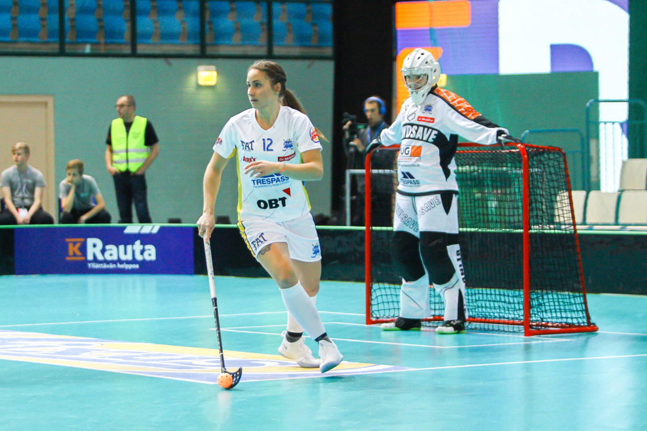 Areena (Seinäjoki), 06.10.2017, Champions Cup 1/2 Final Damen, SC Classic - UHC Dietlikon, Tanja Stella (Nr. 12, UHC Dietlikon) am Ball
(Claudio Schwarz, unihockey-fotos.ch)

Copyright: Claudio Schwarz, unihockey-fotos.ch – Dieses Bild wurde durch swiss unihockey lizenziert und darf ausschliesslich auf den Online-Kanälen von swiss unihockey verwendet werden. Die redaktionelle oder kommerzielle Nutzung durch Dritte (Medien, Vereine, Unternehmen oder Privatpersonen) per Download von diesem flickr-Account ist ausgeschlossen. Das Bild kann bei Interesse via unihockey-fotos.ch kostenpflichtig lizenziert werden. unihockey-fotos.ch behält sich vor, fehlbaren Medien, Vereinen, Unternehmen oder Privatpersonen Bilder mit einem Zuschlag in Rechnung zu stellen.