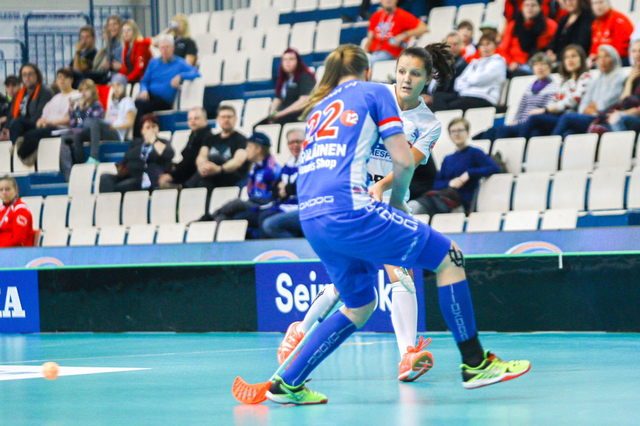 Areena (Seinäjoki), 06.10.2017, Champions Cup 1/2 Final Damen, SC Classic - UHC Dietlikon, Linda Pedrazzoli (Nr. 13, UHC Dietlikon) spielt einen Pass
(Claudio Schwarz, unihockey-fotos.ch)

Copyright: Claudio Schwarz, unihockey-fotos.ch – Dieses Bild wurde durch swiss unihockey lizenziert und darf ausschliesslich auf den Online-Kanälen von swiss unihockey verwendet werden. Die redaktionelle oder kommerzielle Nutzung durch Dritte (Medien, Vereine, Unternehmen oder Privatpersonen) per Download von diesem flickr-Account ist ausgeschlossen. Das Bild kann bei Interesse via unihockey-fotos.ch kostenpflichtig lizenziert werden. unihockey-fotos.ch behält sich vor, fehlbaren Medien, Vereinen, Unternehmen oder Privatpersonen Bilder mit einem Zuschlag in Rechnung zu stellen.