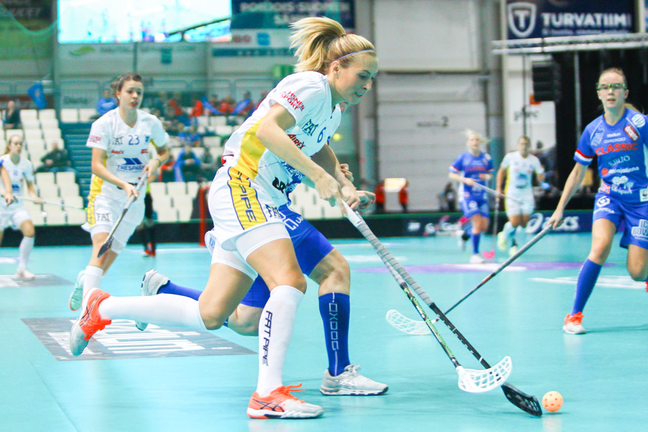 Areena (Seinäjoki), 06.10.2017, Champions Cup 1/2 Final Damen, SC Classic - UHC Dietlikon, Michelle Wiki (Nr. 6, UHC Dietlikon) zieht vors Classic Tor
(Claudio Schwarz, unihockey-fotos.ch)

Copyright: Claudio Schwarz, unihockey-fotos.ch – Dieses Bild wurde durch swiss unihockey lizenziert und darf ausschliesslich auf den Online-Kanälen von swiss unihockey verwendet werden. Die redaktionelle oder kommerzielle Nutzung durch Dritte (Medien, Vereine, Unternehmen oder Privatpersonen) per Download von diesem flickr-Account ist ausgeschlossen. Das Bild kann bei Interesse via unihockey-fotos.ch kostenpflichtig lizenziert werden. unihockey-fotos.ch behält sich vor, fehlbaren Medien, Vereinen, Unternehmen oder Privatpersonen Bilder mit einem Zuschlag in Rechnung zu stellen.