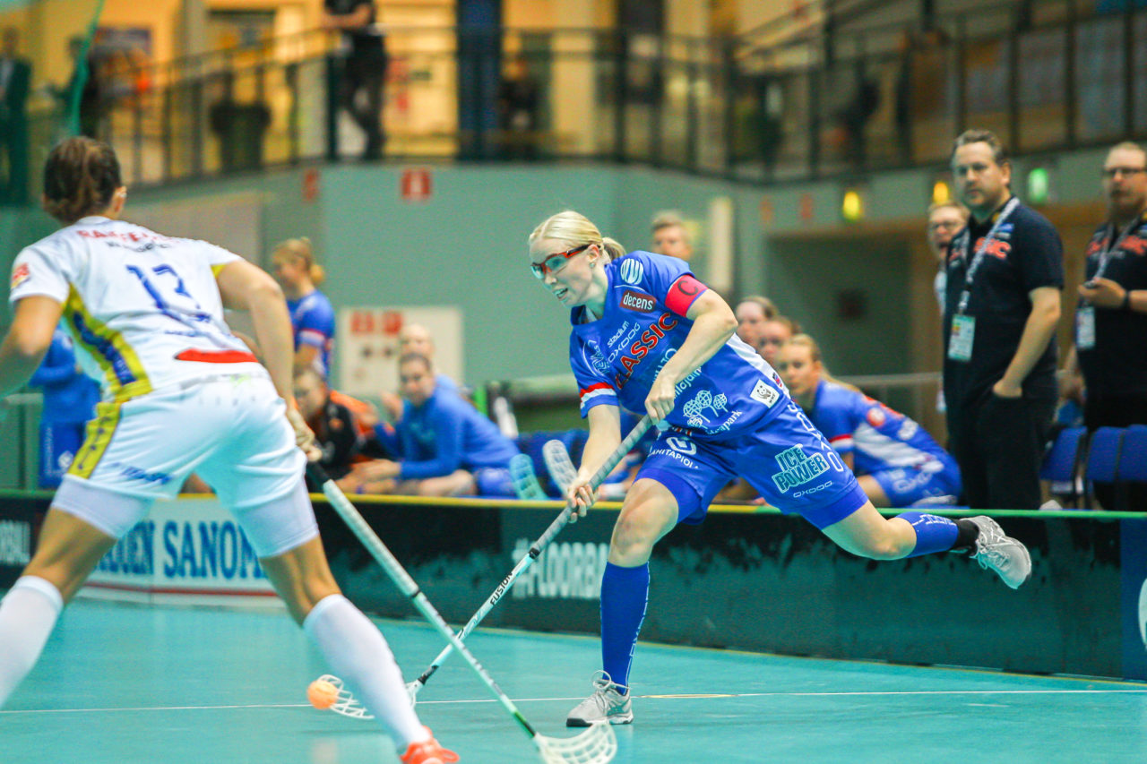 Areena (Seinäjoki), 06.10.2017, Champions Cup 1/2 Final Damen, SC Classic - UHC Dietlikon, Nina Rantala (Nr. 21, SC Classic) mit einem Abschlussversuch
(Claudio Schwarz, unihockey-fotos.ch)

Copyright: Claudio Schwarz, unihockey-fotos.ch – Dieses Bild wurde durch swiss unihockey lizenziert und darf ausschliesslich auf den Online-Kanälen von swiss unihockey verwendet werden. Die redaktionelle oder kommerzielle Nutzung durch Dritte (Medien, Vereine, Unternehmen oder Privatpersonen) per Download von diesem flickr-Account ist ausgeschlossen. Das Bild kann bei Interesse via unihockey-fotos.ch kostenpflichtig lizenziert werden. unihockey-fotos.ch behält sich vor, fehlbaren Medien, Vereinen, Unternehmen oder Privatpersonen Bilder mit einem Zuschlag in Rechnung zu stellen.