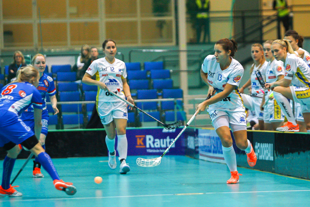 Areena (Seinäjoki), 06.10.2017, Champions Cup 1/2 Final Damen, SC Classic - UHC Dietlikon, Linda Pedrazzoli (Nr. 13, UHC Dietlikon) spielt einen Pass
(Claudio Schwarz, unihockey-fotos.ch)

Copyright: Claudio Schwarz, unihockey-fotos.ch – Dieses Bild wurde durch swiss unihockey lizenziert und darf ausschliesslich auf den Online-Kanälen von swiss unihockey verwendet werden. Die redaktionelle oder kommerzielle Nutzung durch Dritte (Medien, Vereine, Unternehmen oder Privatpersonen) per Download von diesem flickr-Account ist ausgeschlossen. Das Bild kann bei Interesse via unihockey-fotos.ch kostenpflichtig lizenziert werden. unihockey-fotos.ch behält sich vor, fehlbaren Medien, Vereinen, Unternehmen oder Privatpersonen Bilder mit einem Zuschlag in Rechnung zu stellen.