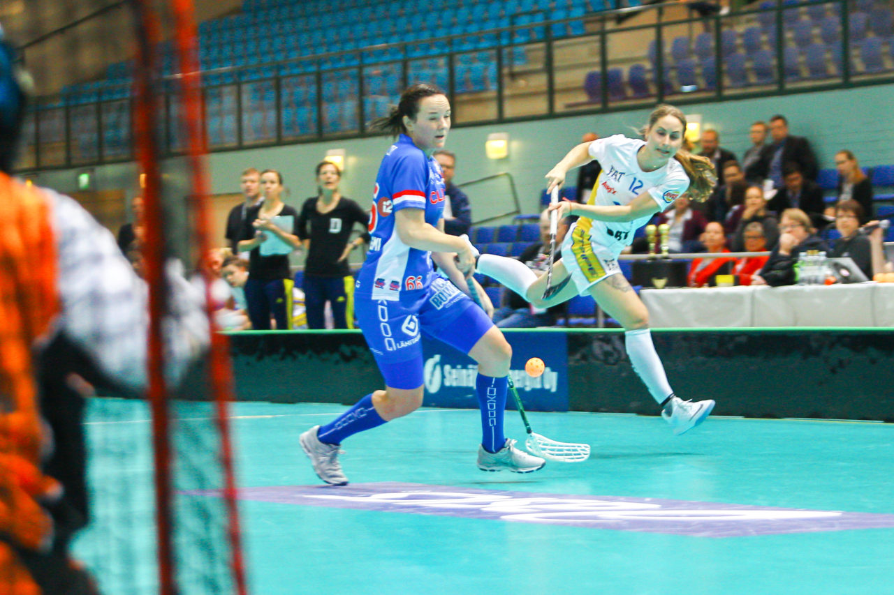 Areena (Seinäjoki), 06.10.2017, Champions Cup 1/2 Final Damen, SC Classic - UHC Dietlikon, Tanja Stella (Nr. 12, UHC Dietlikon) mit einem Abschlussversuch
(Claudio Schwarz, unihockey-fotos.ch)

Copyright: Claudio Schwarz, unihockey-fotos.ch – Dieses Bild wurde durch swiss unihockey lizenziert und darf ausschliesslich auf den Online-Kanälen von swiss unihockey verwendet werden. Die redaktionelle oder kommerzielle Nutzung durch Dritte (Medien, Vereine, Unternehmen oder Privatpersonen) per Download von diesem flickr-Account ist ausgeschlossen. Das Bild kann bei Interesse via unihockey-fotos.ch kostenpflichtig lizenziert werden. unihockey-fotos.ch behält sich vor, fehlbaren Medien, Vereinen, Unternehmen oder Privatpersonen Bilder mit einem Zuschlag in Rechnung zu stellen.