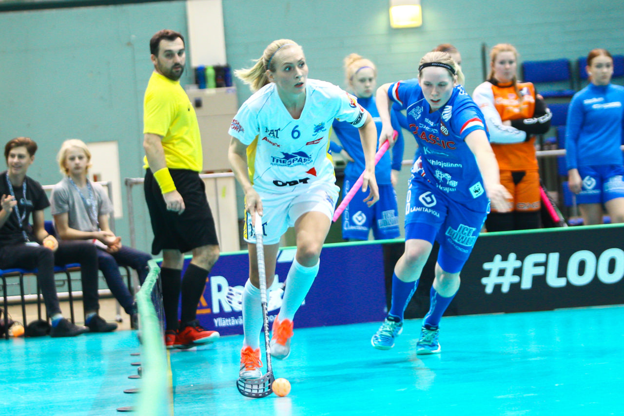 Areena (Seinäjoki), 06.10.2017, Champions Cup 1/2 Final Damen, SC Classic - UHC Dietlikon, Michelle Wiki (Nr. 6, UHC Dietlikon) zieht Hanna Sipilainen (Nr. 22, SC Classic) davon
(Claudio Schwarz, unihockey-fotos.ch)

Copyright: Claudio Schwarz, unihockey-fotos.ch – Dieses Bild wurde durch swiss unihockey lizenziert und darf ausschliesslich auf den Online-Kanälen von swiss unihockey verwendet werden. Die redaktionelle oder kommerzielle Nutzung durch Dritte (Medien, Vereine, Unternehmen oder Privatpersonen) per Download von diesem flickr-Account ist ausgeschlossen. Das Bild kann bei Interesse via unihockey-fotos.ch kostenpflichtig lizenziert werden. unihockey-fotos.ch behält sich vor, fehlbaren Medien, Vereinen, Unternehmen oder Privatpersonen Bilder mit einem Zuschlag in Rechnung zu stellen.