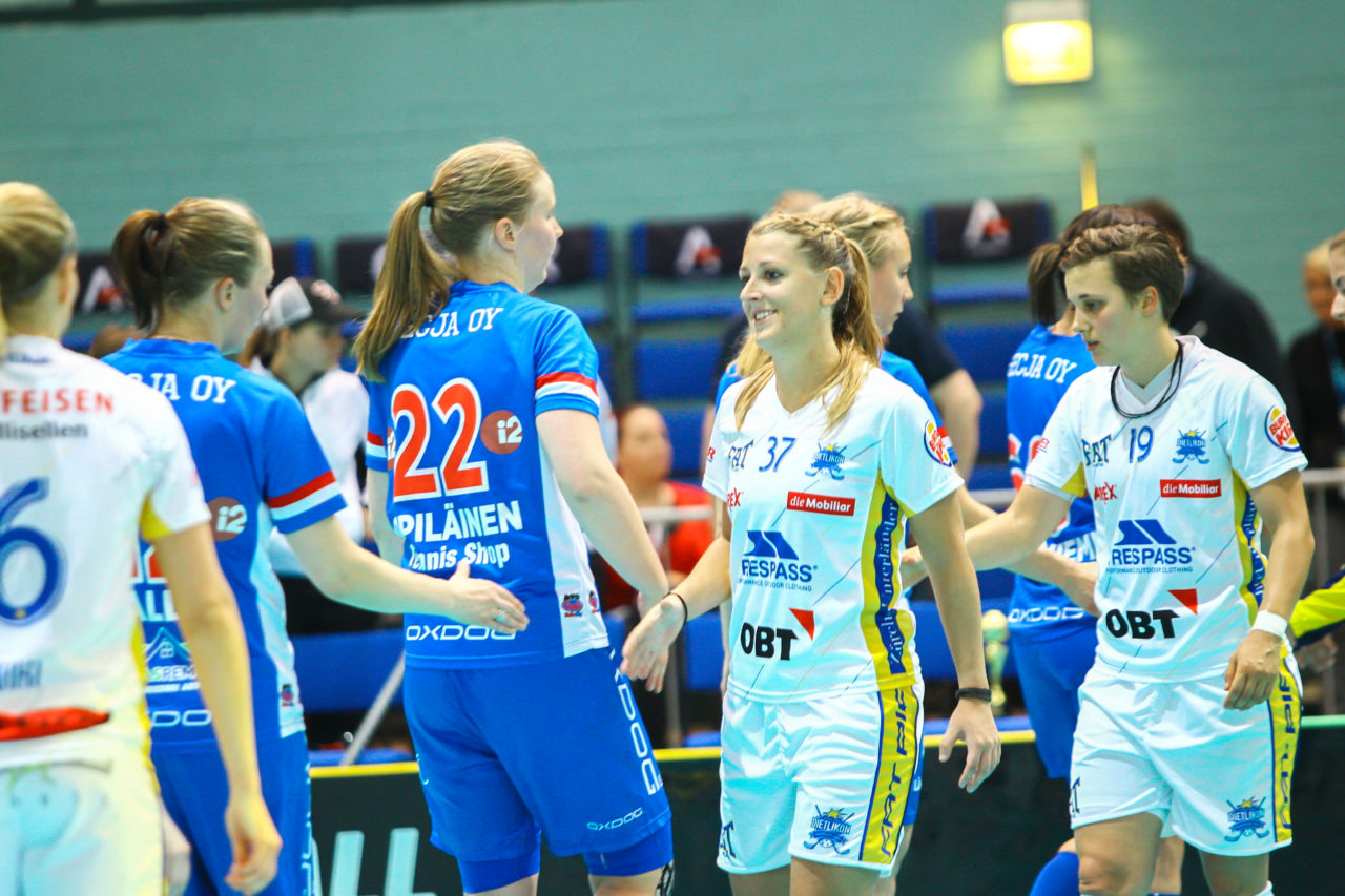Areena (Seinäjoki), 06.10.2017, Champions Cup 1/2 Final Damen, SC Classic - UHC Dietlikon, Shakehands nach dem Spiel
(Claudio Schwarz, unihockey-fotos.ch)

Copyright: Claudio Schwarz, unihockey-fotos.ch – Dieses Bild wurde durch swiss unihockey lizenziert und darf ausschliesslich auf den Online-Kanälen von swiss unihockey verwendet werden. Die redaktionelle oder kommerzielle Nutzung durch Dritte (Medien, Vereine, Unternehmen oder Privatpersonen) per Download von diesem flickr-Account ist ausgeschlossen. Das Bild kann bei Interesse via unihockey-fotos.ch kostenpflichtig lizenziert werden. unihockey-fotos.ch behält sich vor, fehlbaren Medien, Vereinen, Unternehmen oder Privatpersonen Bilder mit einem Zuschlag in Rechnung zu stellen.