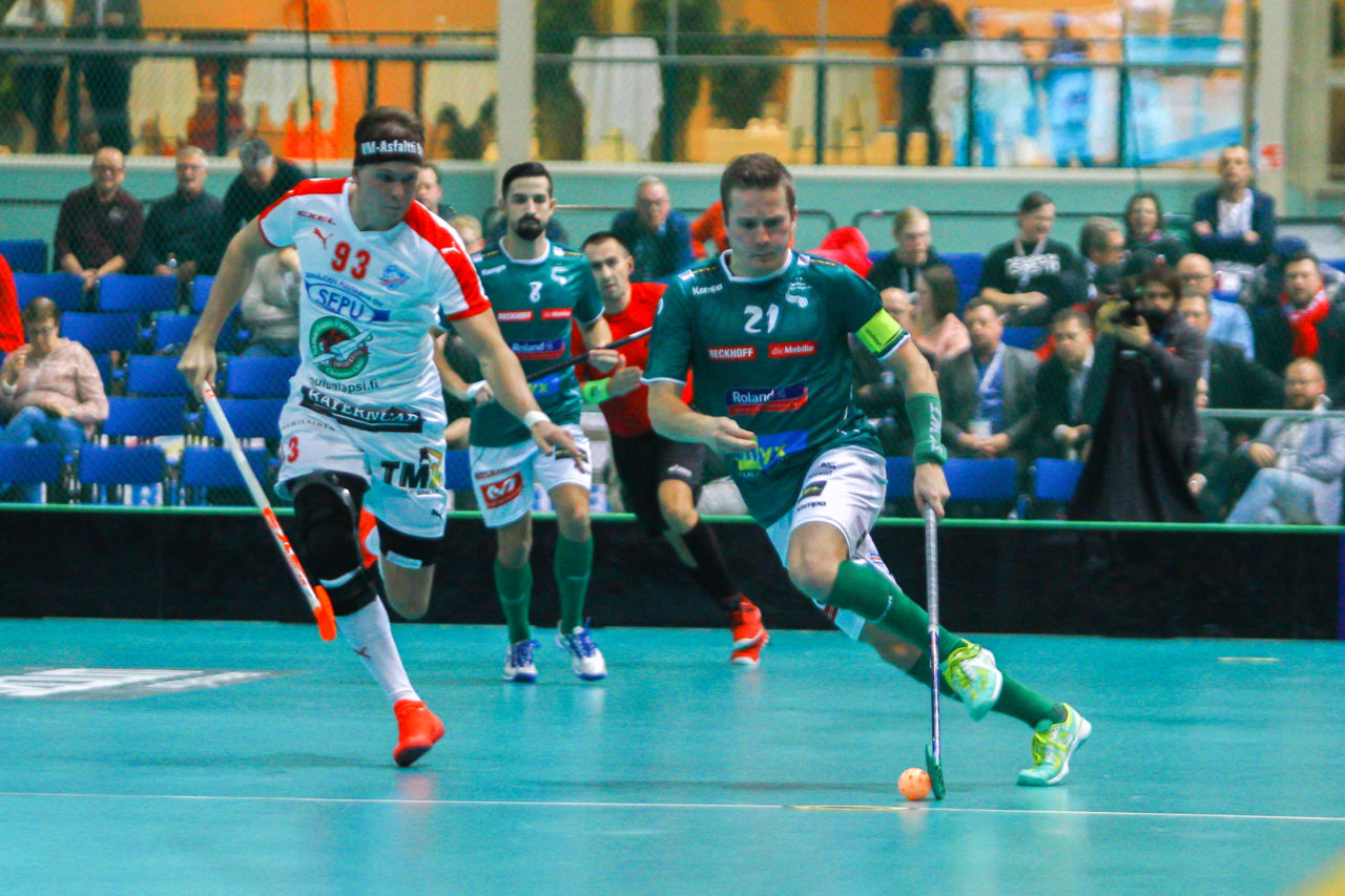 Areena (Seinäjoki), 06.10.2017, Champions Cup 1/4 Final Herren, UHC Dietlikon - Sveiva IB, SV Wiler-Ersigen - SPV, Tatu Väänänen (Nr. 21, SV Wiler-Ersigen) zieht Jukka-Pekka Pelto-Arvo (Nr. 93, SPV) davon

(Claudio Schwarz, unihockey-fotos.ch)

Copyright: Claudio Schwarz, unihockey-fotos.ch – Dieses Bild wurde durch swiss unihockey lizenziert und darf ausschliesslich auf den Online-Kanälen von swiss unihockey verwendet werden. Die redaktionelle oder kommerzielle Nutzung durch Dritte (Medien, Vereine, Unternehmen oder Privatpersonen) per Download von diesem flickr-Account ist ausgeschlossen. Das Bild kann bei Interesse via unihockey-fotos.ch kostenpflichtig lizenziert werden. unihockey-fotos.ch behält sich vor, fehlbaren Medien, Vereinen, Unternehmen oder Privatpersonen Bilder mit einem Zuschlag in Rechnung zu stellen.