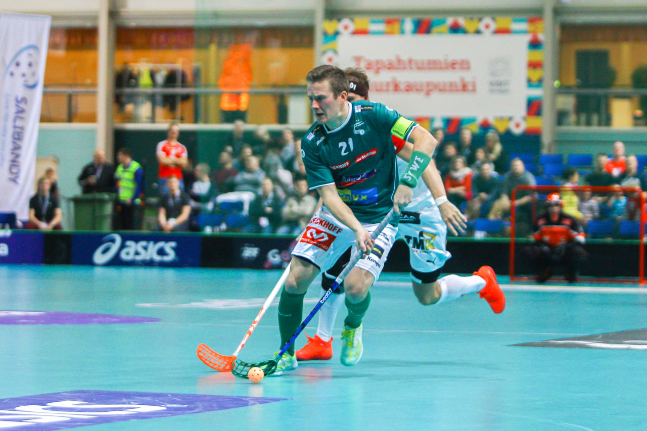 Areena (Seinäjoki), 06.10.2017,  Champions Cup 1/4 Final Herren, UHC Dietlikon - Sveiva IB, SV Wiler-Ersigen - SPV, Tatu Väänänen (Nr. 21, SV Wiler-Ersigen) am Ball

(Claudio Schwarz, unihockey-fotos.ch)

Copyright: Claudio Schwarz, unihockey-fotos.ch – Dieses Bild wurde durch swiss unihockey lizenziert und darf ausschliesslich auf den Online-Kanälen von swiss unihockey verwendet werden. Die redaktionelle oder kommerzielle Nutzung durch Dritte (Medien, Vereine, Unternehmen oder Privatpersonen) per Download von diesem flickr-Account ist ausgeschlossen. Das Bild kann bei Interesse via unihockey-fotos.ch kostenpflichtig lizenziert werden. unihockey-fotos.ch behält sich vor, fehlbaren Medien, Vereinen, Unternehmen oder Privatpersonen Bilder mit einem Zuschlag in Rechnung zu stellen.