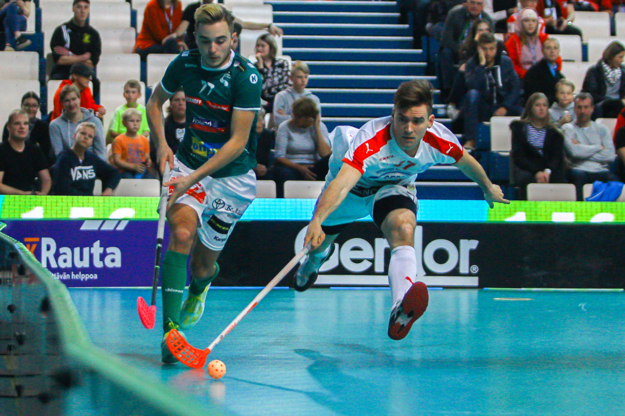 Areena (Seinäjoki), 06.10.2017,  Champions Cup 1/4 Final Herren, UHC Dietlikon - Sveiva IB, SV Wiler-Ersigen - SPV, Deny Känzig (Nr. 77, SV Wiler-Ersigen) am Ball

(Claudio Schwarz, unihockey-fotos.ch)

Copyright: Claudio Schwarz, unihockey-fotos.ch – Dieses Bild wurde durch swiss unihockey lizenziert und darf ausschliesslich auf den Online-Kanälen von swiss unihockey verwendet werden. Die redaktionelle oder kommerzielle Nutzung durch Dritte (Medien, Vereine, Unternehmen oder Privatpersonen) per Download von diesem flickr-Account ist ausgeschlossen. Das Bild kann bei Interesse via unihockey-fotos.ch kostenpflichtig lizenziert werden. unihockey-fotos.ch behält sich vor, fehlbaren Medien, Vereinen, Unternehmen oder Privatpersonen Bilder mit einem Zuschlag in Rechnung zu stellen.