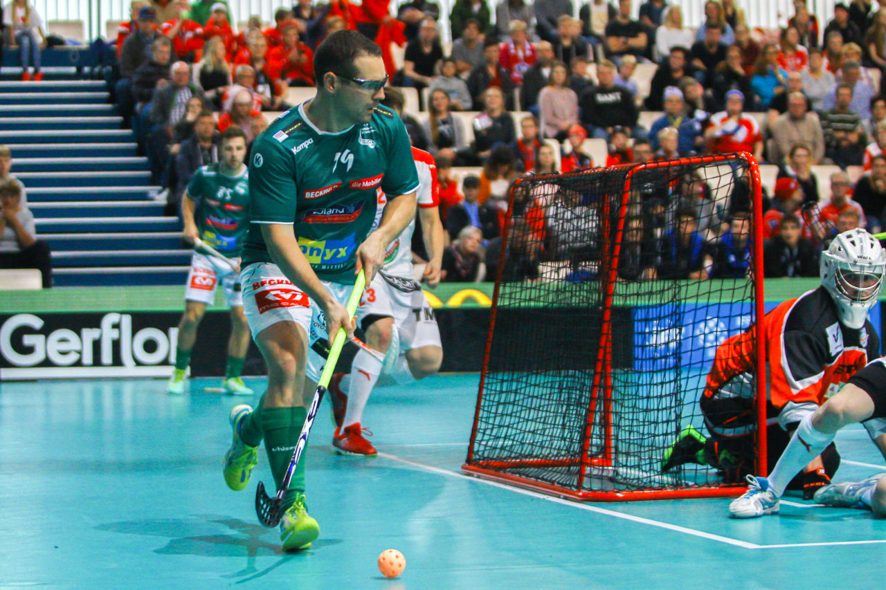 Areena (Seinäjoki), 06.10.2017,  Champions Cup 1/4 Final Herren, UHC Dietlikon - Sveiva IB, SV Wiler-Ersigen - SPV, Matthias Hofbauer (Nr. 19, SV Wiler-Ersigen) am Ball

(Claudio Schwarz, unihockey-fotos.ch)

Copyright: Claudio Schwarz, unihockey-fotos.ch – Dieses Bild wurde durch swiss unihockey lizenziert und darf ausschliesslich auf den Online-Kanälen von swiss unihockey verwendet werden. Die redaktionelle oder kommerzielle Nutzung durch Dritte (Medien, Vereine, Unternehmen oder Privatpersonen) per Download von diesem flickr-Account ist ausgeschlossen. Das Bild kann bei Interesse via unihockey-fotos.ch kostenpflichtig lizenziert werden. unihockey-fotos.ch behält sich vor, fehlbaren Medien, Vereinen, Unternehmen oder Privatpersonen Bilder mit einem Zuschlag in Rechnung zu stellen.