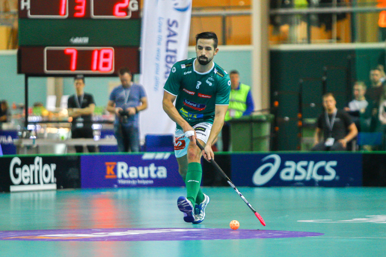 Areena (Seinäjoki), 06.10.2017,  Champions Cup 1/4 Final Herren, UHC Dietlikon - Sveiva IB, SV Wiler-Ersigen - SPV, Daniel Sesulka (Nr. 8, SV Wiler-Ersigen) am Ball

(Claudio Schwarz, unihockey-fotos.ch)

Copyright: Claudio Schwarz, unihockey-fotos.ch – Dieses Bild wurde durch swiss unihockey lizenziert und darf ausschliesslich auf den Online-Kanälen von swiss unihockey verwendet werden. Die redaktionelle oder kommerzielle Nutzung durch Dritte (Medien, Vereine, Unternehmen oder Privatpersonen) per Download von diesem flickr-Account ist ausgeschlossen. Das Bild kann bei Interesse via unihockey-fotos.ch kostenpflichtig lizenziert werden. unihockey-fotos.ch behält sich vor, fehlbaren Medien, Vereinen, Unternehmen oder Privatpersonen Bilder mit einem Zuschlag in Rechnung zu stellen.