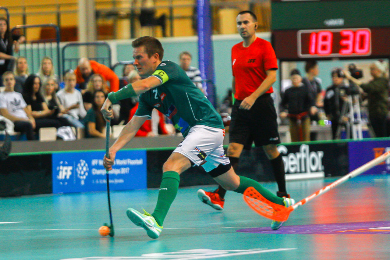 Areena (Seinäjoki), 06.10.2017,  Champions Cup 1/4 Final Herren, UHC Dietlikon - Sveiva IB, SV Wiler-Ersigen - SPV, Tatu Väänänen (Nr. 21, SV Wiler-Ersigen) am Ball

(Claudio Schwarz, unihockey-fotos.ch)

Copyright: Claudio Schwarz, unihockey-fotos.ch – Dieses Bild wurde durch swiss unihockey lizenziert und darf ausschliesslich auf den Online-Kanälen von swiss unihockey verwendet werden. Die redaktionelle oder kommerzielle Nutzung durch Dritte (Medien, Vereine, Unternehmen oder Privatpersonen) per Download von diesem flickr-Account ist ausgeschlossen. Das Bild kann bei Interesse via unihockey-fotos.ch kostenpflichtig lizenziert werden. unihockey-fotos.ch behält sich vor, fehlbaren Medien, Vereinen, Unternehmen oder Privatpersonen Bilder mit einem Zuschlag in Rechnung zu stellen.