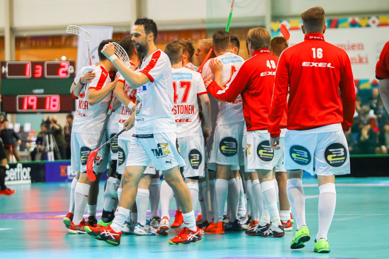 Areena (Seinäjoki), 06.10.2017,  Champions Cup 1/4 Final Herren, UHC Dietlikon - Sveiva IB, SV Wiler-Ersigen - SPV, Torjubel nach dem 1:3 von SPV

(Claudio Schwarz, unihockey-fotos.ch)

Copyright: Claudio Schwarz, unihockey-fotos.ch – Dieses Bild wurde durch swiss unihockey lizenziert und darf ausschliesslich auf den Online-Kanälen von swiss unihockey verwendet werden. Die redaktionelle oder kommerzielle Nutzung durch Dritte (Medien, Vereine, Unternehmen oder Privatpersonen) per Download von diesem flickr-Account ist ausgeschlossen. Das Bild kann bei Interesse via unihockey-fotos.ch kostenpflichtig lizenziert werden. unihockey-fotos.ch behält sich vor, fehlbaren Medien, Vereinen, Unternehmen oder Privatpersonen Bilder mit einem Zuschlag in Rechnung zu stellen.