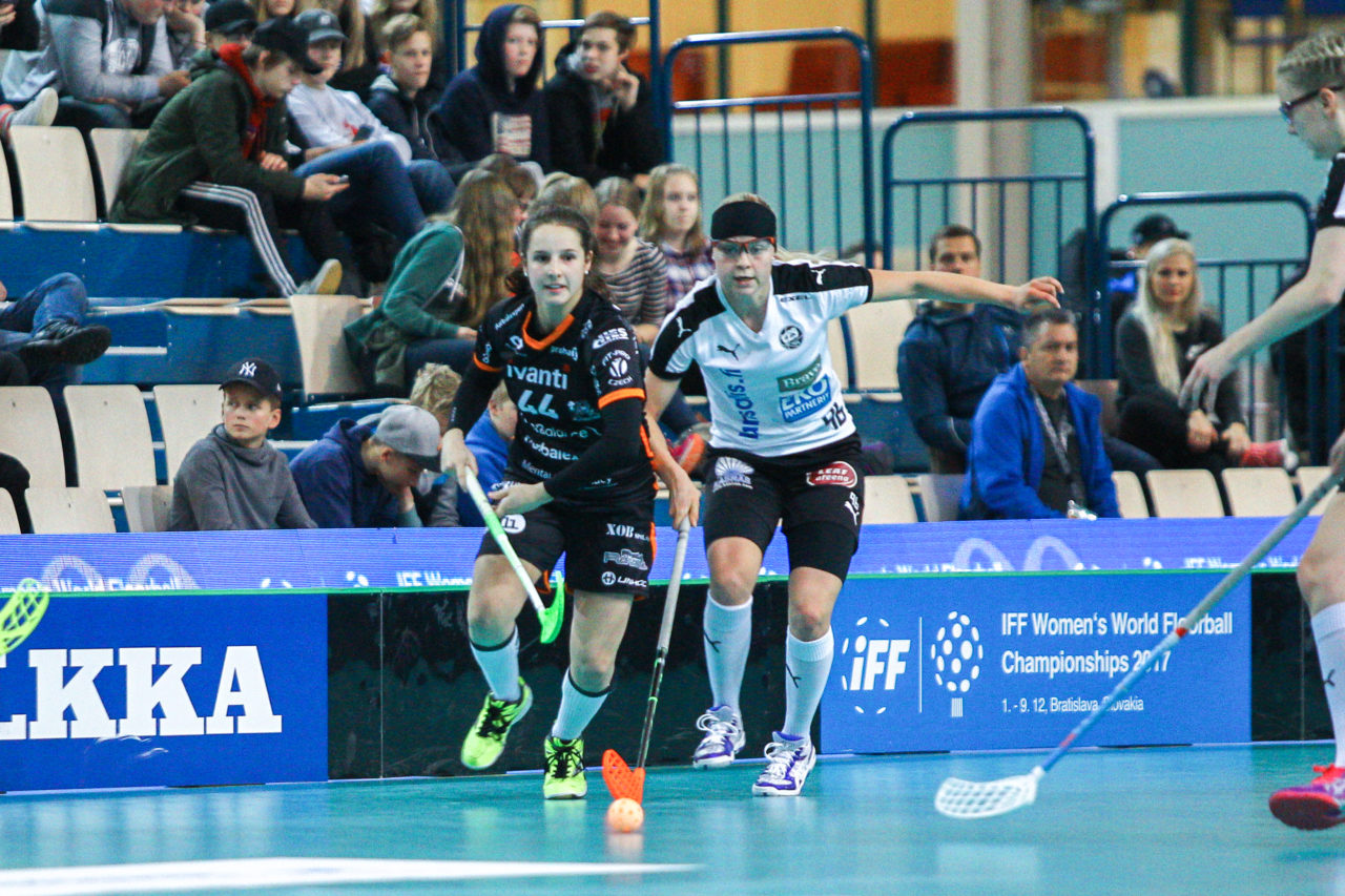 Areena (Seinäjoki), Champions Cup 1/4 Final Damen, FK Tigers Jizni Mesto - TPS

(Claudio Schwarz, unihockey-fotos.ch)

Copyright: Claudio Schwarz, unihockey-fotos.ch – Dieses Bild wurde durch swiss unihockey lizenziert und darf ausschliesslich auf den Online-Kanälen von swiss unihockey verwendet werden. Die redaktionelle oder kommerzielle Nutzung durch Dritte (Medien, Vereine, Unternehmen oder Privatpersonen) per Download von diesem flickr-Account ist ausgeschlossen. Das Bild kann bei Interesse via unihockey-fotos.ch kostenpflichtig lizenziert werden. unihockey-fotos.ch behält sich vor, fehlbaren Medien, Vereinen, Unternehmen oder Privatpersonen Bilder mit einem Zuschlag in Rechnung zu stellen.