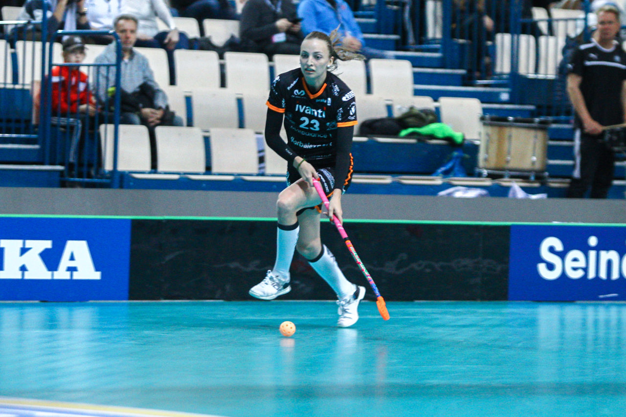 Areena (Seinäjoki), Champions Cup 1/4 Final Damen, FK Tigers Jizni Mesto - TPS

(Claudio Schwarz, unihockey-fotos.ch)

Copyright: Claudio Schwarz, unihockey-fotos.ch – Dieses Bild wurde durch swiss unihockey lizenziert und darf ausschliesslich auf den Online-Kanälen von swiss unihockey verwendet werden. Die redaktionelle oder kommerzielle Nutzung durch Dritte (Medien, Vereine, Unternehmen oder Privatpersonen) per Download von diesem flickr-Account ist ausgeschlossen. Das Bild kann bei Interesse via unihockey-fotos.ch kostenpflichtig lizenziert werden. unihockey-fotos.ch behält sich vor, fehlbaren Medien, Vereinen, Unternehmen oder Privatpersonen Bilder mit einem Zuschlag in Rechnung zu stellen.