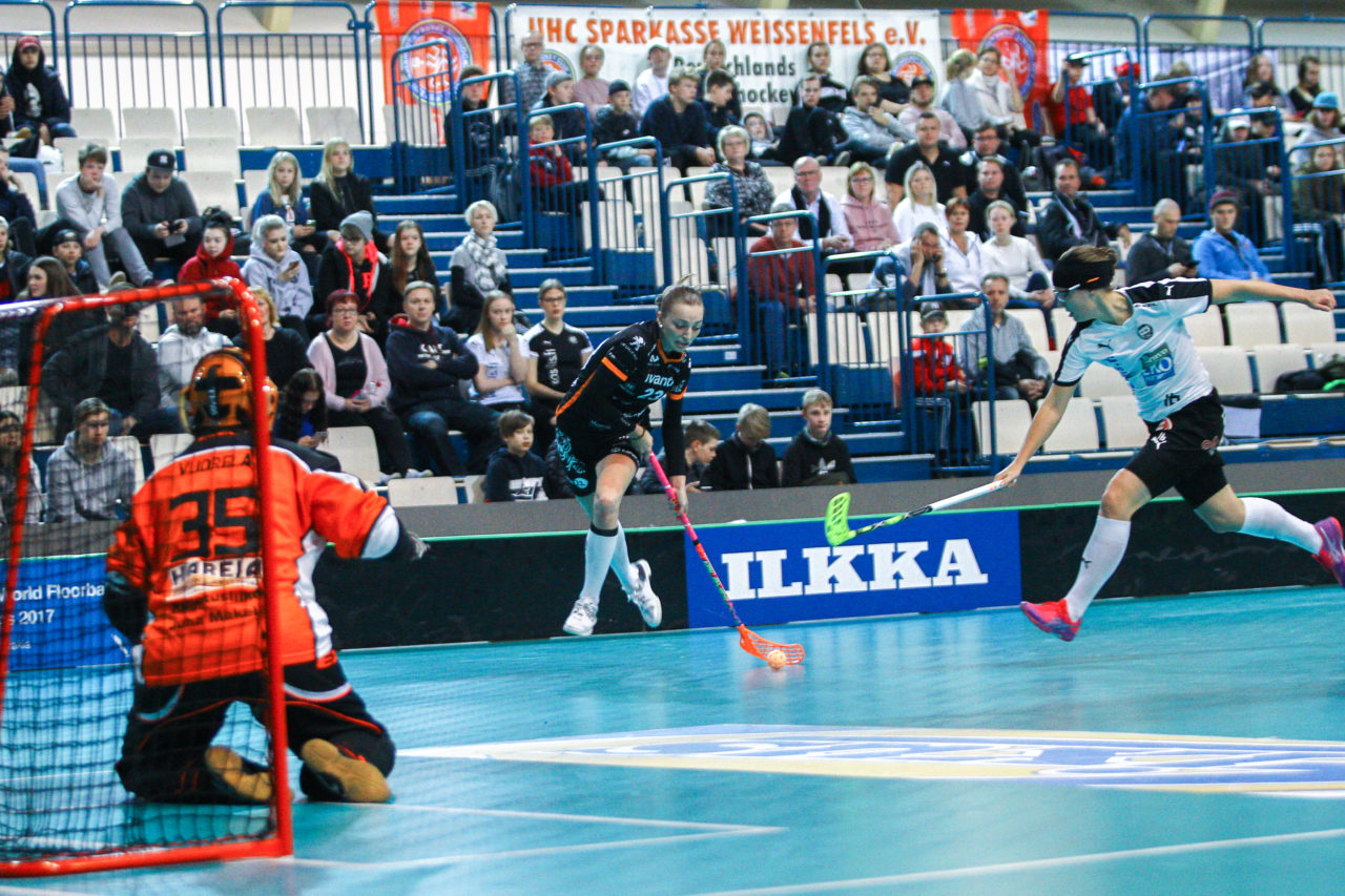Areena (Seinäjoki), Champions Cup 1/4 Final Damen, FK Tigers Jizni Mesto - TPS

(Claudio Schwarz, unihockey-fotos.ch)

Copyright: Claudio Schwarz, unihockey-fotos.ch – Dieses Bild wurde durch swiss unihockey lizenziert und darf ausschliesslich auf den Online-Kanälen von swiss unihockey verwendet werden. Die redaktionelle oder kommerzielle Nutzung durch Dritte (Medien, Vereine, Unternehmen oder Privatpersonen) per Download von diesem flickr-Account ist ausgeschlossen. Das Bild kann bei Interesse via unihockey-fotos.ch kostenpflichtig lizenziert werden. unihockey-fotos.ch behält sich vor, fehlbaren Medien, Vereinen, Unternehmen oder Privatpersonen Bilder mit einem Zuschlag in Rechnung zu stellen.