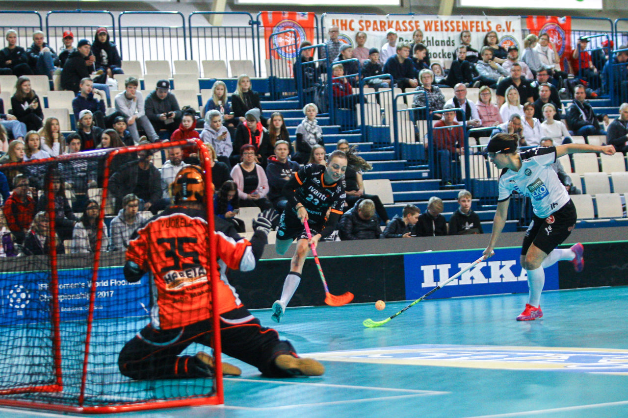 Areena (Seinäjoki), Champions Cup 1/4 Final Damen, FK Tigers Jizni Mesto - TPS

(Claudio Schwarz, unihockey-fotos.ch)

Copyright: Claudio Schwarz, unihockey-fotos.ch – Dieses Bild wurde durch swiss unihockey lizenziert und darf ausschliesslich auf den Online-Kanälen von swiss unihockey verwendet werden. Die redaktionelle oder kommerzielle Nutzung durch Dritte (Medien, Vereine, Unternehmen oder Privatpersonen) per Download von diesem flickr-Account ist ausgeschlossen. Das Bild kann bei Interesse via unihockey-fotos.ch kostenpflichtig lizenziert werden. unihockey-fotos.ch behält sich vor, fehlbaren Medien, Vereinen, Unternehmen oder Privatpersonen Bilder mit einem Zuschlag in Rechnung zu stellen.