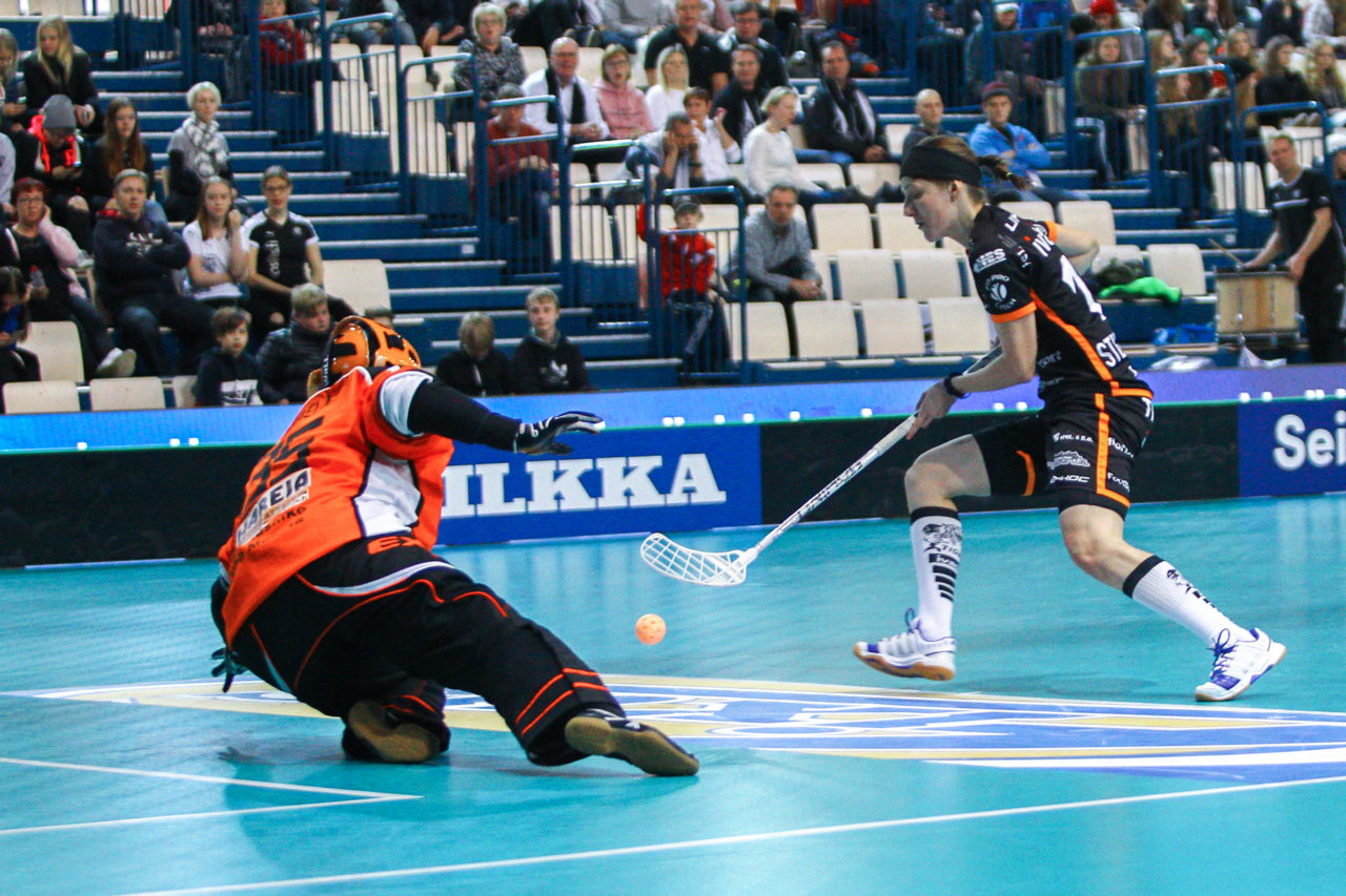 Areena (Seinäjoki), Champions Cup 1/4 Final Damen, FK Tigers Jizni Mesto - TPS

(Claudio Schwarz, unihockey-fotos.ch)

Copyright: Claudio Schwarz, unihockey-fotos.ch – Dieses Bild wurde durch swiss unihockey lizenziert und darf ausschliesslich auf den Online-Kanälen von swiss unihockey verwendet werden. Die redaktionelle oder kommerzielle Nutzung durch Dritte (Medien, Vereine, Unternehmen oder Privatpersonen) per Download von diesem flickr-Account ist ausgeschlossen. Das Bild kann bei Interesse via unihockey-fotos.ch kostenpflichtig lizenziert werden. unihockey-fotos.ch behält sich vor, fehlbaren Medien, Vereinen, Unternehmen oder Privatpersonen Bilder mit einem Zuschlag in Rechnung zu stellen.