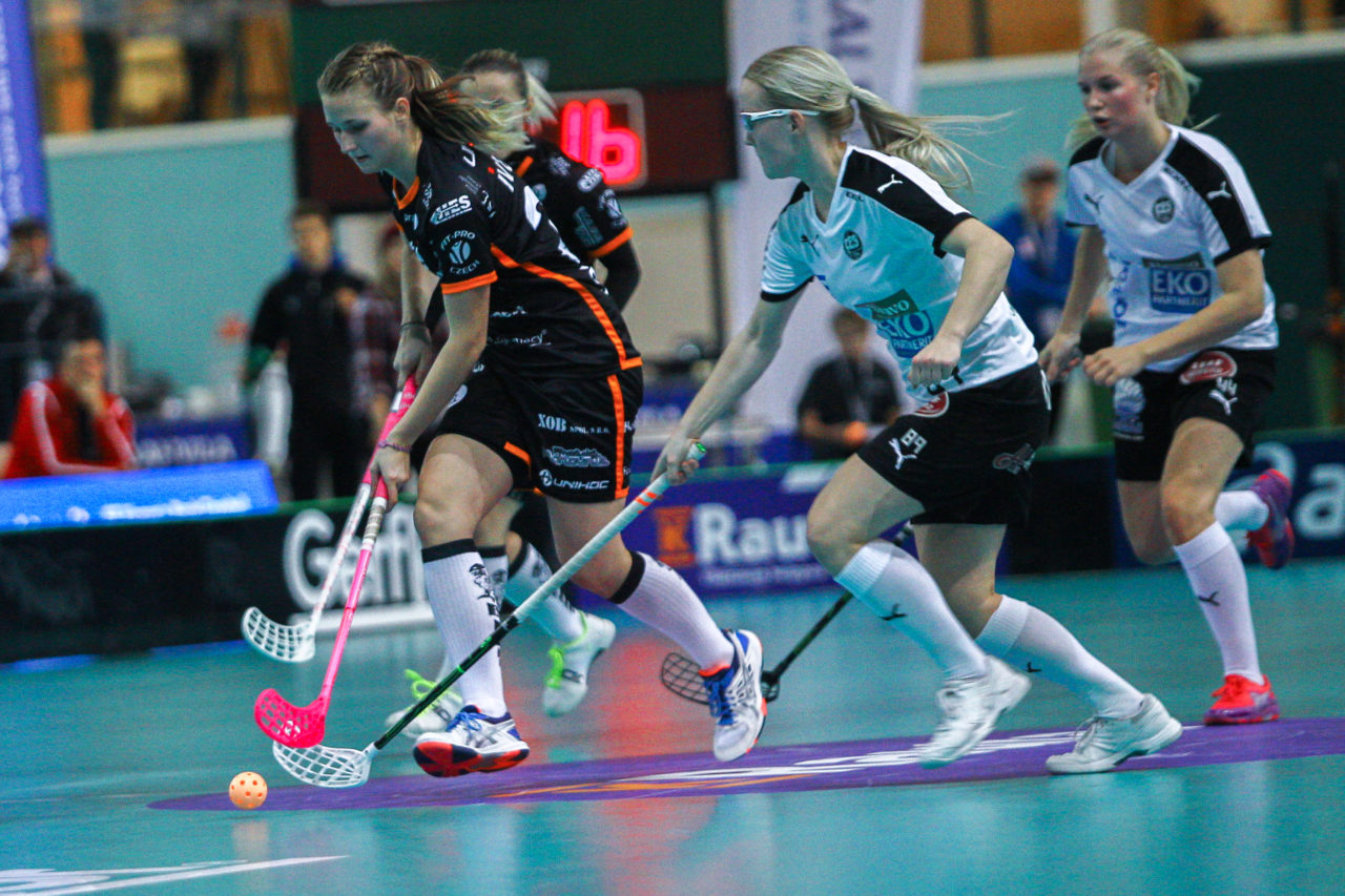 Areena (Seinäjoki), Champions Cup 1/4 Final Damen, FK Tigers Jizni Mesto - TPS

(Claudio Schwarz, unihockey-fotos.ch)

Copyright: Claudio Schwarz, unihockey-fotos.ch – Dieses Bild wurde durch swiss unihockey lizenziert und darf ausschliesslich auf den Online-Kanälen von swiss unihockey verwendet werden. Die redaktionelle oder kommerzielle Nutzung durch Dritte (Medien, Vereine, Unternehmen oder Privatpersonen) per Download von diesem flickr-Account ist ausgeschlossen. Das Bild kann bei Interesse via unihockey-fotos.ch kostenpflichtig lizenziert werden. unihockey-fotos.ch behält sich vor, fehlbaren Medien, Vereinen, Unternehmen oder Privatpersonen Bilder mit einem Zuschlag in Rechnung zu stellen.