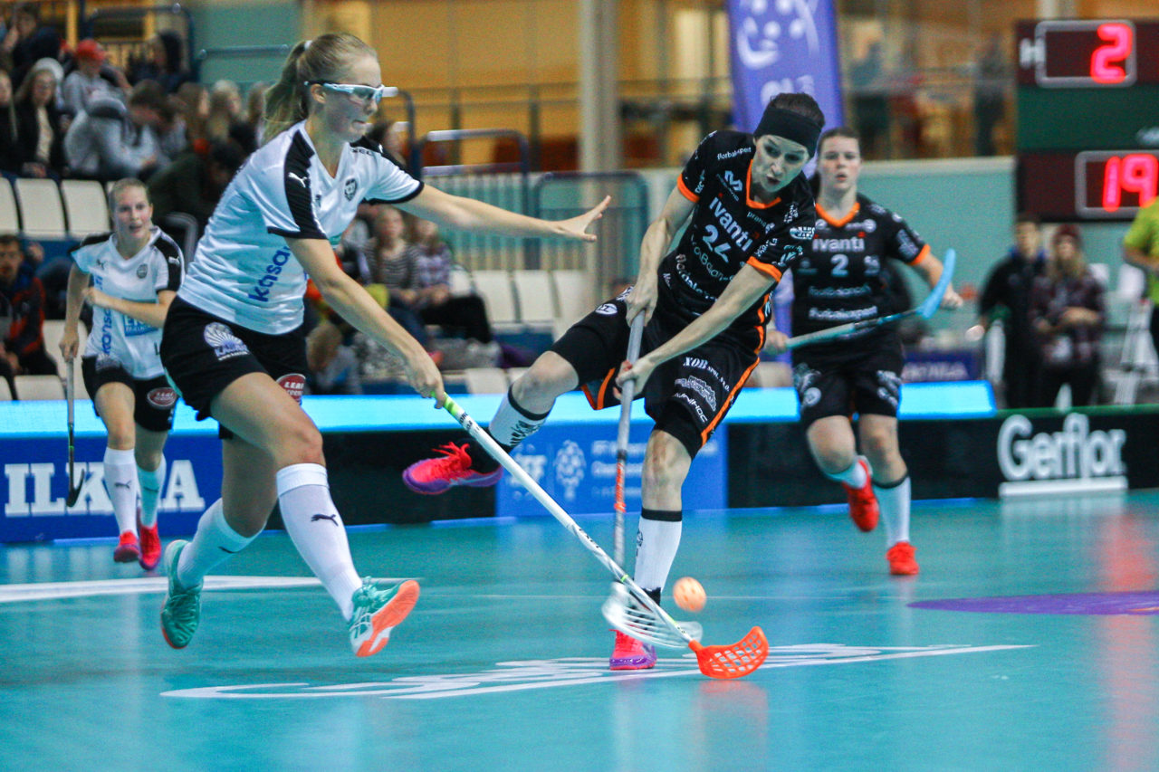 Areena (Seinäjoki), Champions Cup 1/4 Final Damen, FK Tigers Jizni Mesto - TPS

(Claudio Schwarz, unihockey-fotos.ch)

Copyright: Claudio Schwarz, unihockey-fotos.ch – Dieses Bild wurde durch swiss unihockey lizenziert und darf ausschliesslich auf den Online-Kanälen von swiss unihockey verwendet werden. Die redaktionelle oder kommerzielle Nutzung durch Dritte (Medien, Vereine, Unternehmen oder Privatpersonen) per Download von diesem flickr-Account ist ausgeschlossen. Das Bild kann bei Interesse via unihockey-fotos.ch kostenpflichtig lizenziert werden. unihockey-fotos.ch behält sich vor, fehlbaren Medien, Vereinen, Unternehmen oder Privatpersonen Bilder mit einem Zuschlag in Rechnung zu stellen.