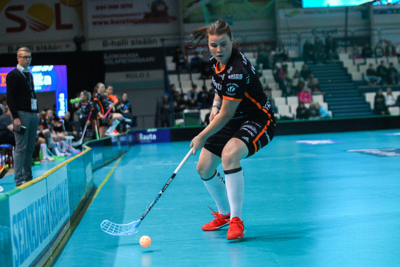 Areena (Seinäjoki), Champions Cup 1/4 Final Damen, FK Tigers Jizni Mesto - TPS

(Claudio Schwarz, unihockey-fotos.ch)

Copyright: Claudio Schwarz, unihockey-fotos.ch – Dieses Bild wurde durch swiss unihockey lizenziert und darf ausschliesslich auf den Online-Kanälen von swiss unihockey verwendet werden. Die redaktionelle oder kommerzielle Nutzung durch Dritte (Medien, Vereine, Unternehmen oder Privatpersonen) per Download von diesem flickr-Account ist ausgeschlossen. Das Bild kann bei Interesse via unihockey-fotos.ch kostenpflichtig lizenziert werden. unihockey-fotos.ch behält sich vor, fehlbaren Medien, Vereinen, Unternehmen oder Privatpersonen Bilder mit einem Zuschlag in Rechnung zu stellen.