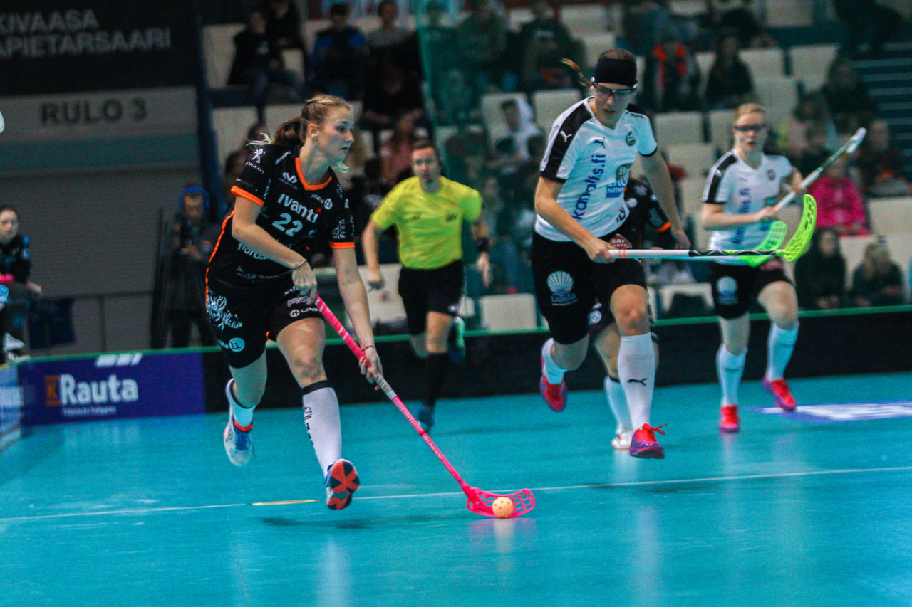 Areena (Seinäjoki), Champions Cup 1/4 Final Damen, FK Tigers Jizni Mesto - TPS

(Claudio Schwarz, unihockey-fotos.ch)

Copyright: Claudio Schwarz, unihockey-fotos.ch – Dieses Bild wurde durch swiss unihockey lizenziert und darf ausschliesslich auf den Online-Kanälen von swiss unihockey verwendet werden. Die redaktionelle oder kommerzielle Nutzung durch Dritte (Medien, Vereine, Unternehmen oder Privatpersonen) per Download von diesem flickr-Account ist ausgeschlossen. Das Bild kann bei Interesse via unihockey-fotos.ch kostenpflichtig lizenziert werden. unihockey-fotos.ch behält sich vor, fehlbaren Medien, Vereinen, Unternehmen oder Privatpersonen Bilder mit einem Zuschlag in Rechnung zu stellen.