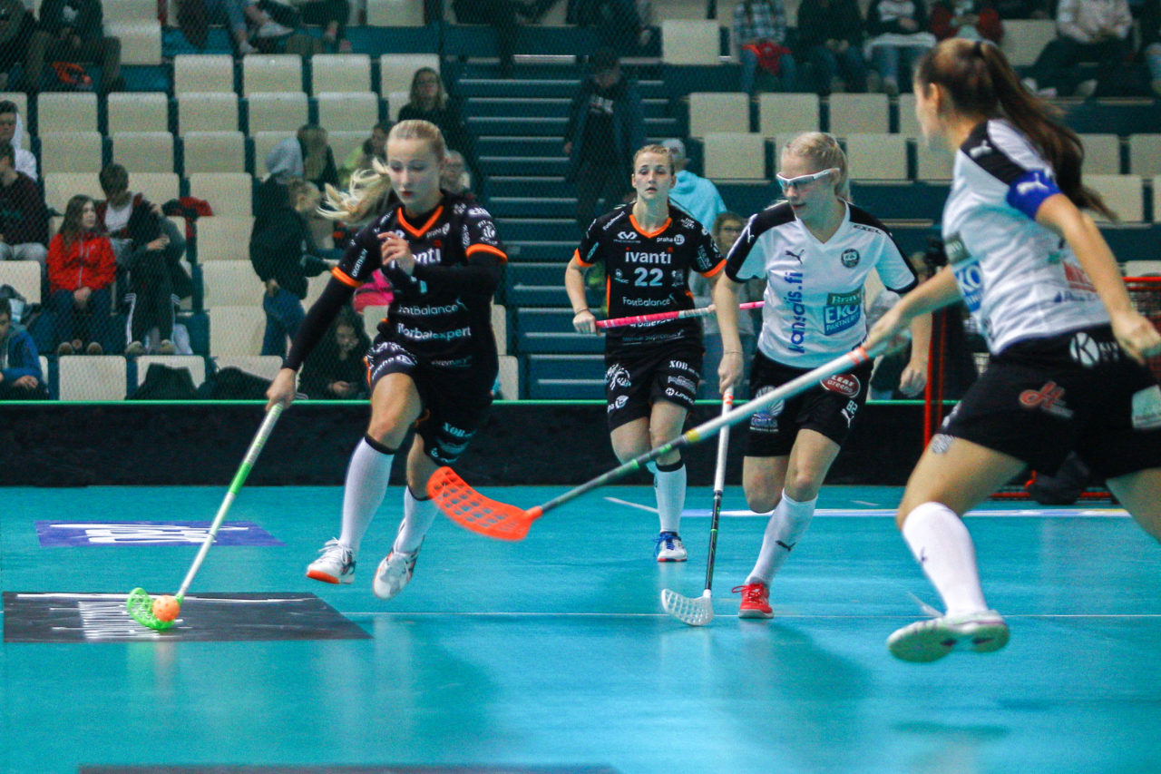 Areena (Seinäjoki), Champions Cup 1/4 Final Damen, FK Tigers Jizni Mesto - TPS

(Claudio Schwarz, unihockey-fotos.ch)

Copyright: Claudio Schwarz, unihockey-fotos.ch – Dieses Bild wurde durch swiss unihockey lizenziert und darf ausschliesslich auf den Online-Kanälen von swiss unihockey verwendet werden. Die redaktionelle oder kommerzielle Nutzung durch Dritte (Medien, Vereine, Unternehmen oder Privatpersonen) per Download von diesem flickr-Account ist ausgeschlossen. Das Bild kann bei Interesse via unihockey-fotos.ch kostenpflichtig lizenziert werden. unihockey-fotos.ch behält sich vor, fehlbaren Medien, Vereinen, Unternehmen oder Privatpersonen Bilder mit einem Zuschlag in Rechnung zu stellen.