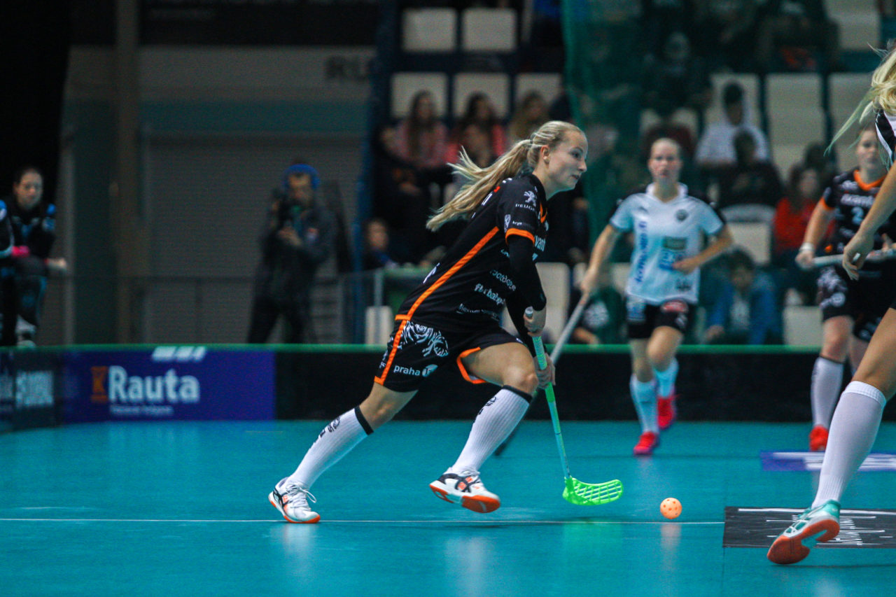 Areena (Seinäjoki), Champions Cup 1/4 Final Damen, FK Tigers Jizni Mesto - TPS

(Claudio Schwarz, unihockey-fotos.ch)

Copyright: Claudio Schwarz, unihockey-fotos.ch – Dieses Bild wurde durch swiss unihockey lizenziert und darf ausschliesslich auf den Online-Kanälen von swiss unihockey verwendet werden. Die redaktionelle oder kommerzielle Nutzung durch Dritte (Medien, Vereine, Unternehmen oder Privatpersonen) per Download von diesem flickr-Account ist ausgeschlossen. Das Bild kann bei Interesse via unihockey-fotos.ch kostenpflichtig lizenziert werden. unihockey-fotos.ch behält sich vor, fehlbaren Medien, Vereinen, Unternehmen oder Privatpersonen Bilder mit einem Zuschlag in Rechnung zu stellen.