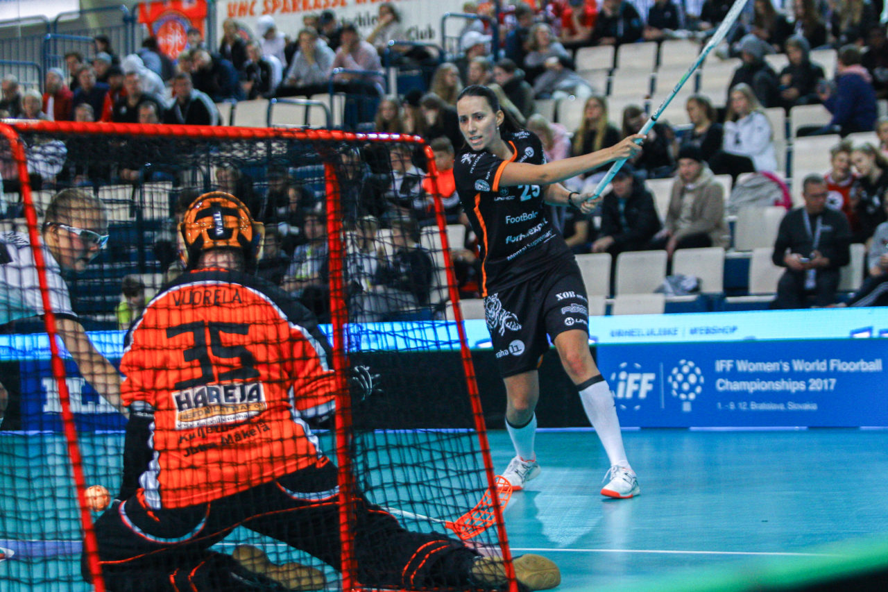 Areena (Seinäjoki), Champions Cup 1/4 Final Damen, FK Tigers Jizni Mesto - TPS

(Claudio Schwarz, unihockey-fotos.ch)

Copyright: Claudio Schwarz, unihockey-fotos.ch – Dieses Bild wurde durch swiss unihockey lizenziert und darf ausschliesslich auf den Online-Kanälen von swiss unihockey verwendet werden. Die redaktionelle oder kommerzielle Nutzung durch Dritte (Medien, Vereine, Unternehmen oder Privatpersonen) per Download von diesem flickr-Account ist ausgeschlossen. Das Bild kann bei Interesse via unihockey-fotos.ch kostenpflichtig lizenziert werden. unihockey-fotos.ch behält sich vor, fehlbaren Medien, Vereinen, Unternehmen oder Privatpersonen Bilder mit einem Zuschlag in Rechnung zu stellen.