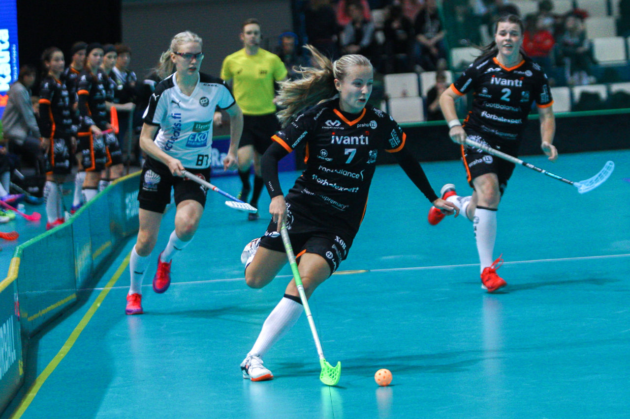 Areena (Seinäjoki), Champions Cup 1/4 Final Damen, FK Tigers Jizni Mesto - TPS

(Claudio Schwarz, unihockey-fotos.ch)

Copyright: Claudio Schwarz, unihockey-fotos.ch – Dieses Bild wurde durch swiss unihockey lizenziert und darf ausschliesslich auf den Online-Kanälen von swiss unihockey verwendet werden. Die redaktionelle oder kommerzielle Nutzung durch Dritte (Medien, Vereine, Unternehmen oder Privatpersonen) per Download von diesem flickr-Account ist ausgeschlossen. Das Bild kann bei Interesse via unihockey-fotos.ch kostenpflichtig lizenziert werden. unihockey-fotos.ch behält sich vor, fehlbaren Medien, Vereinen, Unternehmen oder Privatpersonen Bilder mit einem Zuschlag in Rechnung zu stellen.