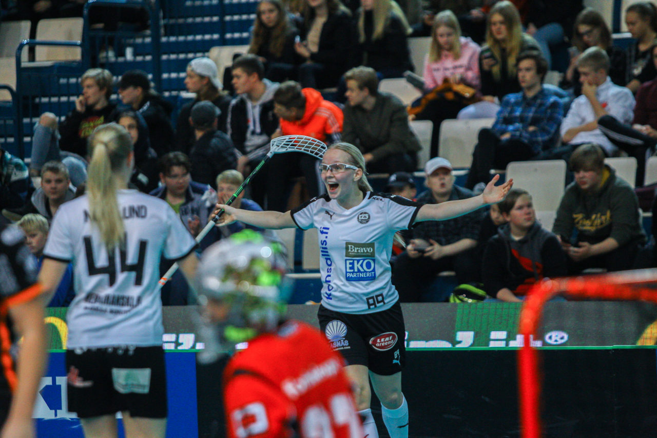 Areena (Seinäjoki), Champions Cup 1/4 Final Damen, FK Tigers Jizni Mesto - TPS

(Claudio Schwarz, unihockey-fotos.ch)

Copyright: Claudio Schwarz, unihockey-fotos.ch – Dieses Bild wurde durch swiss unihockey lizenziert und darf ausschliesslich auf den Online-Kanälen von swiss unihockey verwendet werden. Die redaktionelle oder kommerzielle Nutzung durch Dritte (Medien, Vereine, Unternehmen oder Privatpersonen) per Download von diesem flickr-Account ist ausgeschlossen. Das Bild kann bei Interesse via unihockey-fotos.ch kostenpflichtig lizenziert werden. unihockey-fotos.ch behält sich vor, fehlbaren Medien, Vereinen, Unternehmen oder Privatpersonen Bilder mit einem Zuschlag in Rechnung zu stellen.
