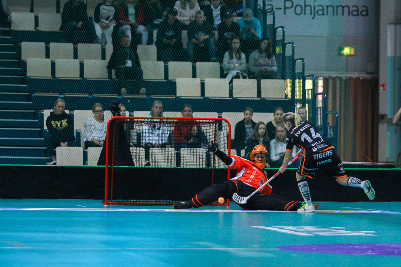 Areena (Seinäjoki), Champions Cup 1/4 Final Damen, FK Tigers Jizni Mesto - TPS

(Claudio Schwarz, unihockey-fotos.ch)

Copyright: Claudio Schwarz, unihockey-fotos.ch – Dieses Bild wurde durch swiss unihockey lizenziert und darf ausschliesslich auf den Online-Kanälen von swiss unihockey verwendet werden. Die redaktionelle oder kommerzielle Nutzung durch Dritte (Medien, Vereine, Unternehmen oder Privatpersonen) per Download von diesem flickr-Account ist ausgeschlossen. Das Bild kann bei Interesse via unihockey-fotos.ch kostenpflichtig lizenziert werden. unihockey-fotos.ch behält sich vor, fehlbaren Medien, Vereinen, Unternehmen oder Privatpersonen Bilder mit einem Zuschlag in Rechnung zu stellen.