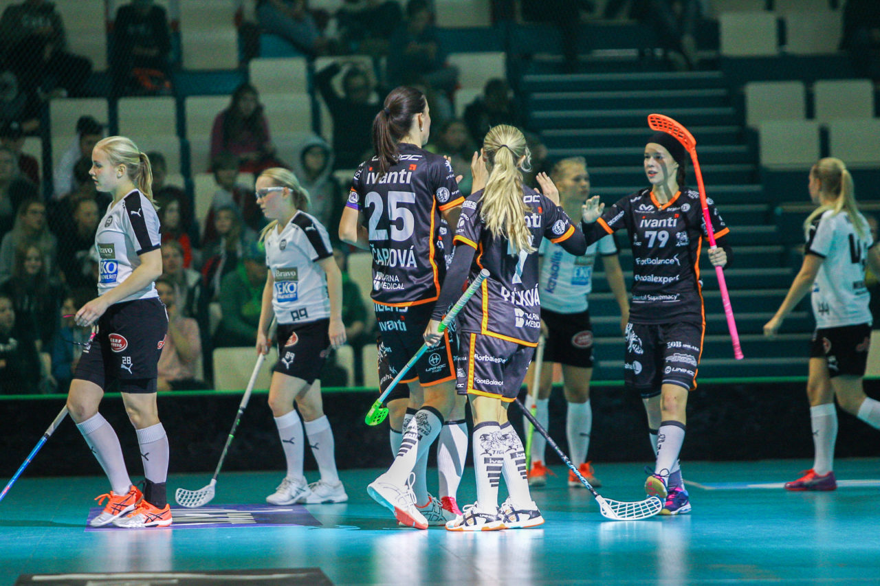 Areena (Seinäjoki), Champions Cup 1/4 Final Damen, FK Tigers Jizni Mesto - TPS

(Claudio Schwarz, unihockey-fotos.ch)

Copyright: Claudio Schwarz, unihockey-fotos.ch – Dieses Bild wurde durch swiss unihockey lizenziert und darf ausschliesslich auf den Online-Kanälen von swiss unihockey verwendet werden. Die redaktionelle oder kommerzielle Nutzung durch Dritte (Medien, Vereine, Unternehmen oder Privatpersonen) per Download von diesem flickr-Account ist ausgeschlossen. Das Bild kann bei Interesse via unihockey-fotos.ch kostenpflichtig lizenziert werden. unihockey-fotos.ch behält sich vor, fehlbaren Medien, Vereinen, Unternehmen oder Privatpersonen Bilder mit einem Zuschlag in Rechnung zu stellen.