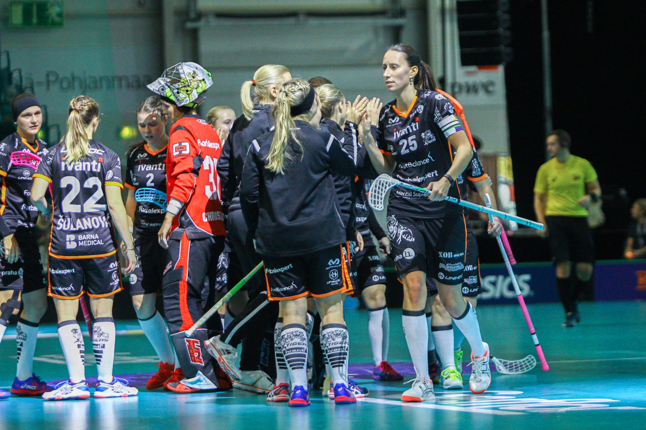 Areena (Seinäjoki), Champions Cup 1/4 Final Damen, FK Tigers Jizni Mesto - TPS

(Claudio Schwarz, unihockey-fotos.ch)

Copyright: Claudio Schwarz, unihockey-fotos.ch – Dieses Bild wurde durch swiss unihockey lizenziert und darf ausschliesslich auf den Online-Kanälen von swiss unihockey verwendet werden. Die redaktionelle oder kommerzielle Nutzung durch Dritte (Medien, Vereine, Unternehmen oder Privatpersonen) per Download von diesem flickr-Account ist ausgeschlossen. Das Bild kann bei Interesse via unihockey-fotos.ch kostenpflichtig lizenziert werden. unihockey-fotos.ch behält sich vor, fehlbaren Medien, Vereinen, Unternehmen oder Privatpersonen Bilder mit einem Zuschlag in Rechnung zu stellen.