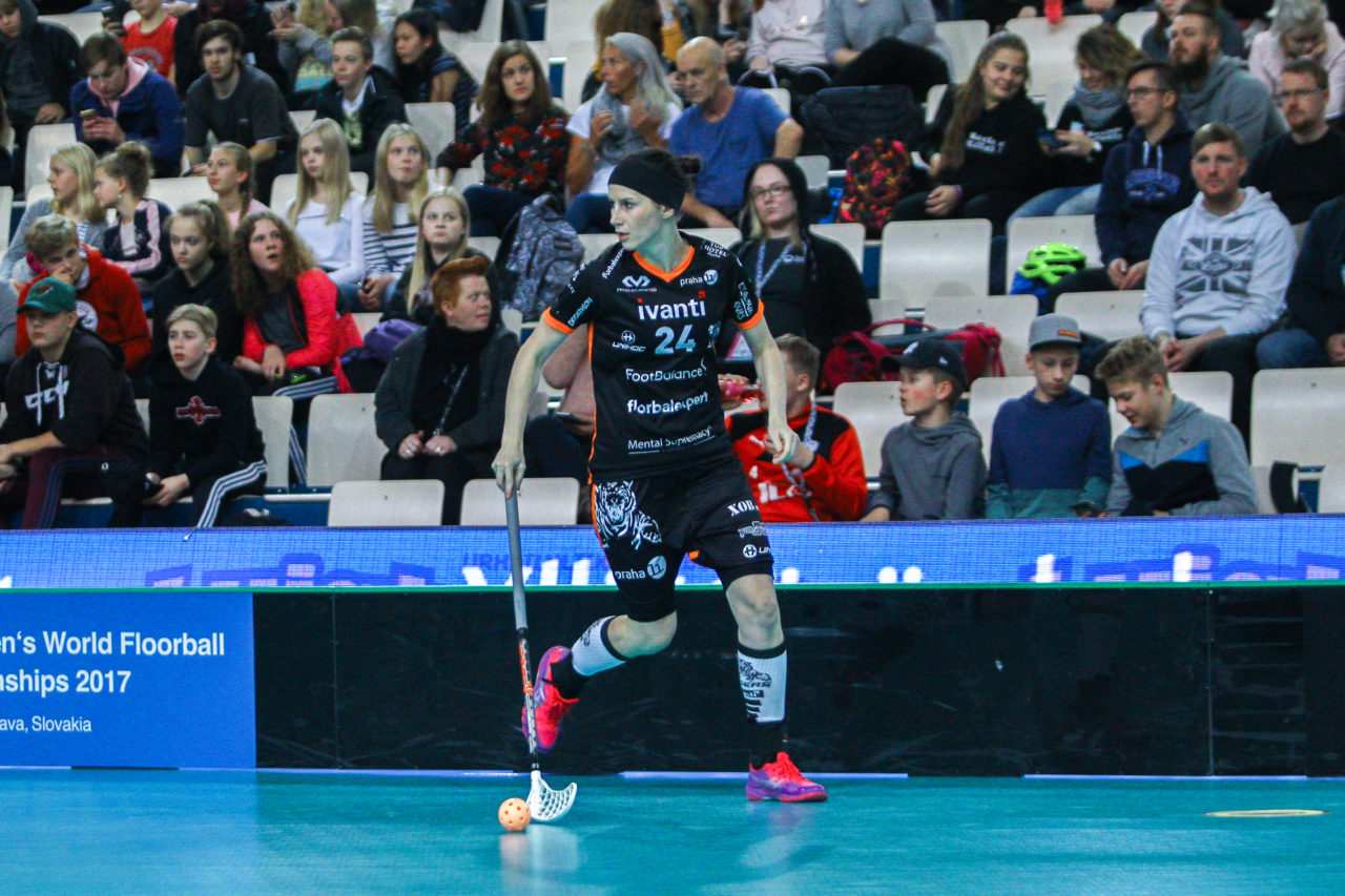 Areena (Seinäjoki), Champions Cup 1/4 Final Damen, FK Tigers Jizni Mesto - TPS

(Claudio Schwarz, unihockey-fotos.ch)

Copyright: Claudio Schwarz, unihockey-fotos.ch – Dieses Bild wurde durch swiss unihockey lizenziert und darf ausschliesslich auf den Online-Kanälen von swiss unihockey verwendet werden. Die redaktionelle oder kommerzielle Nutzung durch Dritte (Medien, Vereine, Unternehmen oder Privatpersonen) per Download von diesem flickr-Account ist ausgeschlossen. Das Bild kann bei Interesse via unihockey-fotos.ch kostenpflichtig lizenziert werden. unihockey-fotos.ch behält sich vor, fehlbaren Medien, Vereinen, Unternehmen oder Privatpersonen Bilder mit einem Zuschlag in Rechnung zu stellen.