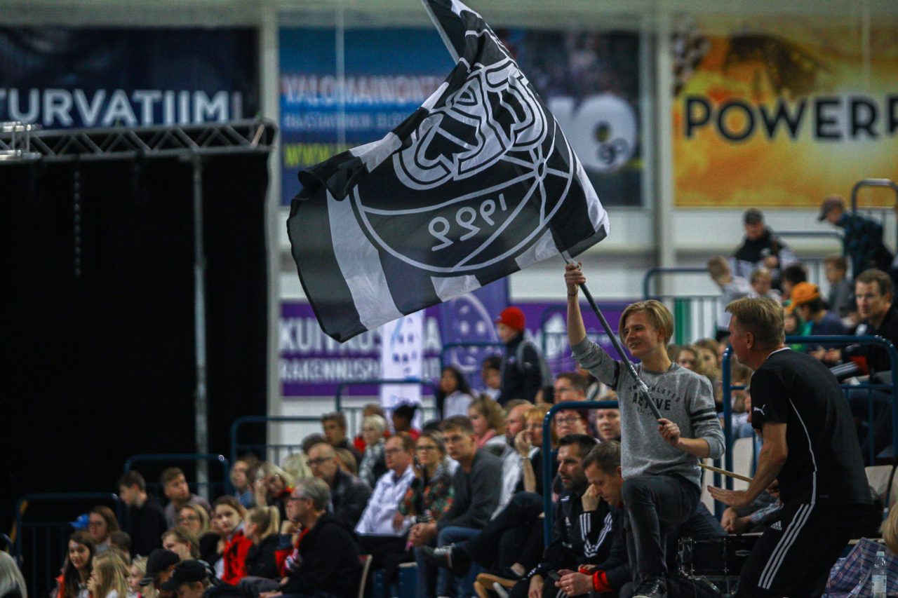 Areena (Seinäjoki), Champions Cup 1/4 Final Damen, FK Tigers Jizni Mesto - TPS

(Claudio Schwarz, unihockey-fotos.ch)

Copyright: Claudio Schwarz, unihockey-fotos.ch – Dieses Bild wurde durch swiss unihockey lizenziert und darf ausschliesslich auf den Online-Kanälen von swiss unihockey verwendet werden. Die redaktionelle oder kommerzielle Nutzung durch Dritte (Medien, Vereine, Unternehmen oder Privatpersonen) per Download von diesem flickr-Account ist ausgeschlossen. Das Bild kann bei Interesse via unihockey-fotos.ch kostenpflichtig lizenziert werden. unihockey-fotos.ch behält sich vor, fehlbaren Medien, Vereinen, Unternehmen oder Privatpersonen Bilder mit einem Zuschlag in Rechnung zu stellen.