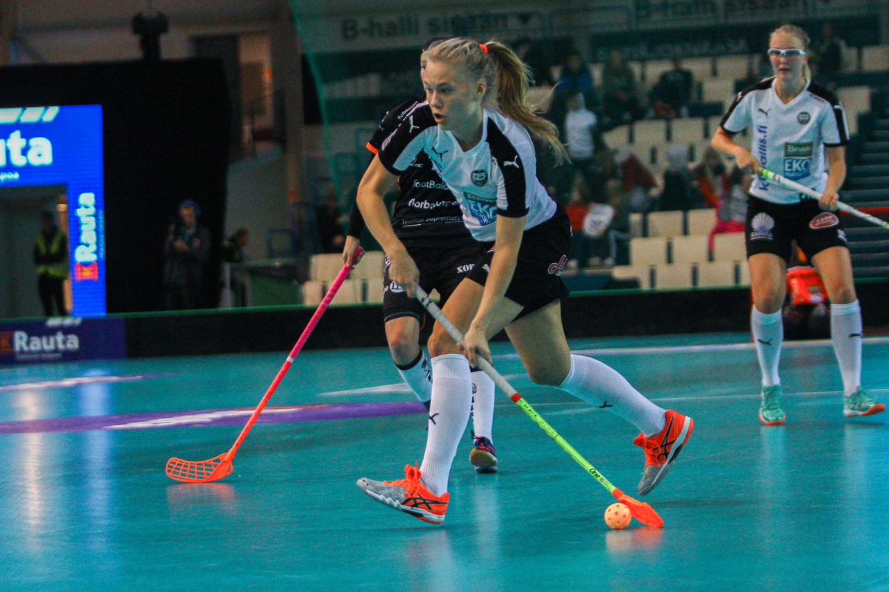 Areena (Seinäjoki), Champions Cup 1/4 Final Damen, FK Tigers Jizni Mesto - TPS

(Claudio Schwarz, unihockey-fotos.ch)

Copyright: Claudio Schwarz, unihockey-fotos.ch – Dieses Bild wurde durch swiss unihockey lizenziert und darf ausschliesslich auf den Online-Kanälen von swiss unihockey verwendet werden. Die redaktionelle oder kommerzielle Nutzung durch Dritte (Medien, Vereine, Unternehmen oder Privatpersonen) per Download von diesem flickr-Account ist ausgeschlossen. Das Bild kann bei Interesse via unihockey-fotos.ch kostenpflichtig lizenziert werden. unihockey-fotos.ch behält sich vor, fehlbaren Medien, Vereinen, Unternehmen oder Privatpersonen Bilder mit einem Zuschlag in Rechnung zu stellen.