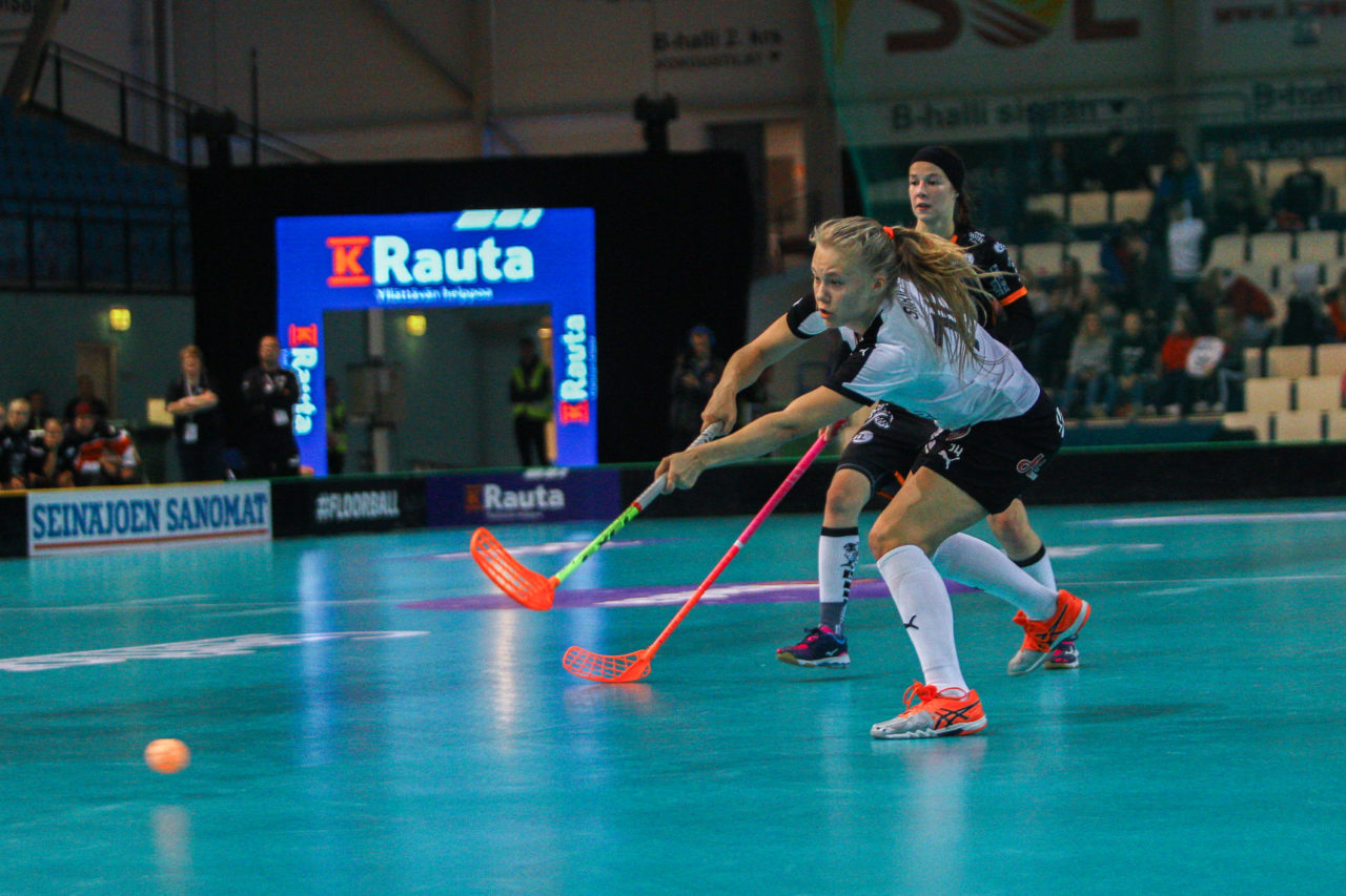 Areena (Seinäjoki), Champions Cup 1/4 Final Damen, FK Tigers Jizni Mesto - TPS

(Claudio Schwarz, unihockey-fotos.ch)

Copyright: Claudio Schwarz, unihockey-fotos.ch – Dieses Bild wurde durch swiss unihockey lizenziert und darf ausschliesslich auf den Online-Kanälen von swiss unihockey verwendet werden. Die redaktionelle oder kommerzielle Nutzung durch Dritte (Medien, Vereine, Unternehmen oder Privatpersonen) per Download von diesem flickr-Account ist ausgeschlossen. Das Bild kann bei Interesse via unihockey-fotos.ch kostenpflichtig lizenziert werden. unihockey-fotos.ch behält sich vor, fehlbaren Medien, Vereinen, Unternehmen oder Privatpersonen Bilder mit einem Zuschlag in Rechnung zu stellen.