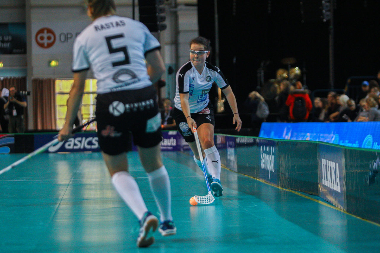 Areena (Seinäjoki), Champions Cup 1/4 Final Damen, FK Tigers Jizni Mesto - TPS

(Claudio Schwarz, unihockey-fotos.ch)

Copyright: Claudio Schwarz, unihockey-fotos.ch – Dieses Bild wurde durch swiss unihockey lizenziert und darf ausschliesslich auf den Online-Kanälen von swiss unihockey verwendet werden. Die redaktionelle oder kommerzielle Nutzung durch Dritte (Medien, Vereine, Unternehmen oder Privatpersonen) per Download von diesem flickr-Account ist ausgeschlossen. Das Bild kann bei Interesse via unihockey-fotos.ch kostenpflichtig lizenziert werden. unihockey-fotos.ch behält sich vor, fehlbaren Medien, Vereinen, Unternehmen oder Privatpersonen Bilder mit einem Zuschlag in Rechnung zu stellen.