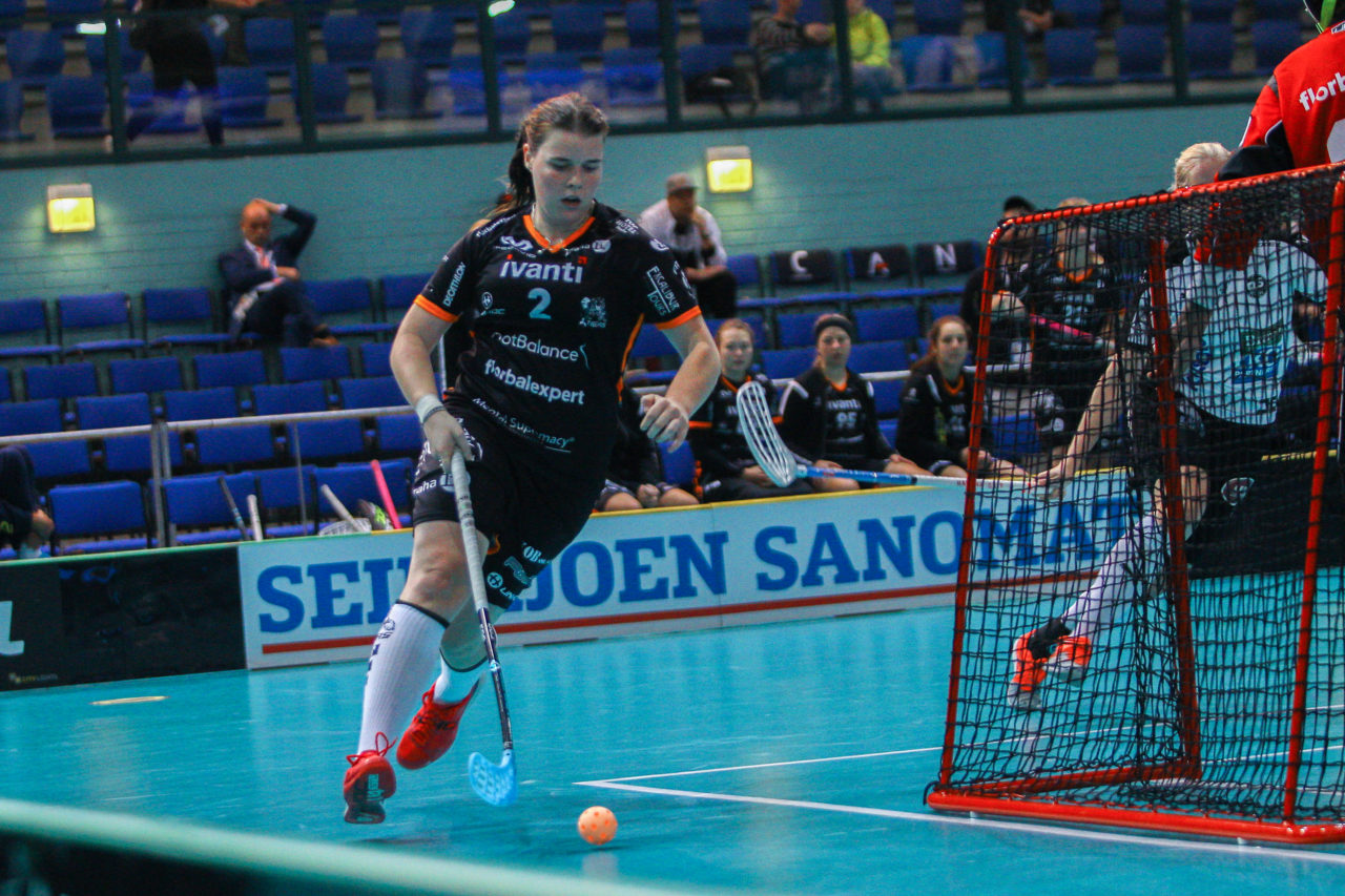 Areena (Seinäjoki), Champions Cup 1/4 Final Damen, FK Tigers Jizni Mesto - TPS

(Claudio Schwarz, unihockey-fotos.ch)

Copyright: Claudio Schwarz, unihockey-fotos.ch – Dieses Bild wurde durch swiss unihockey lizenziert und darf ausschliesslich auf den Online-Kanälen von swiss unihockey verwendet werden. Die redaktionelle oder kommerzielle Nutzung durch Dritte (Medien, Vereine, Unternehmen oder Privatpersonen) per Download von diesem flickr-Account ist ausgeschlossen. Das Bild kann bei Interesse via unihockey-fotos.ch kostenpflichtig lizenziert werden. unihockey-fotos.ch behält sich vor, fehlbaren Medien, Vereinen, Unternehmen oder Privatpersonen Bilder mit einem Zuschlag in Rechnung zu stellen.