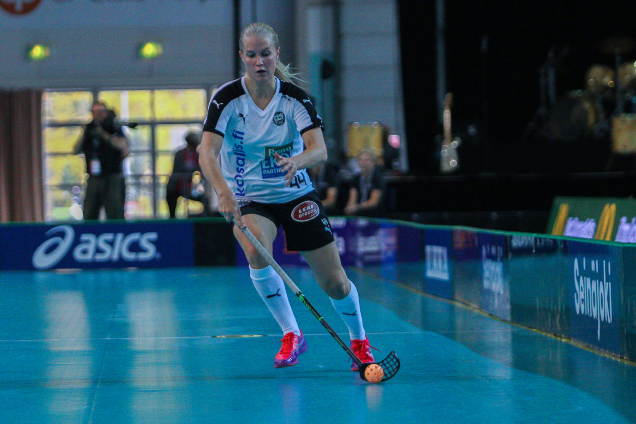 Areena (Seinäjoki), Champions Cup 1/4 Final Damen, FK Tigers Jizni Mesto - TPS

(Claudio Schwarz, unihockey-fotos.ch)

Copyright: Claudio Schwarz, unihockey-fotos.ch – Dieses Bild wurde durch swiss unihockey lizenziert und darf ausschliesslich auf den Online-Kanälen von swiss unihockey verwendet werden. Die redaktionelle oder kommerzielle Nutzung durch Dritte (Medien, Vereine, Unternehmen oder Privatpersonen) per Download von diesem flickr-Account ist ausgeschlossen. Das Bild kann bei Interesse via unihockey-fotos.ch kostenpflichtig lizenziert werden. unihockey-fotos.ch behält sich vor, fehlbaren Medien, Vereinen, Unternehmen oder Privatpersonen Bilder mit einem Zuschlag in Rechnung zu stellen.