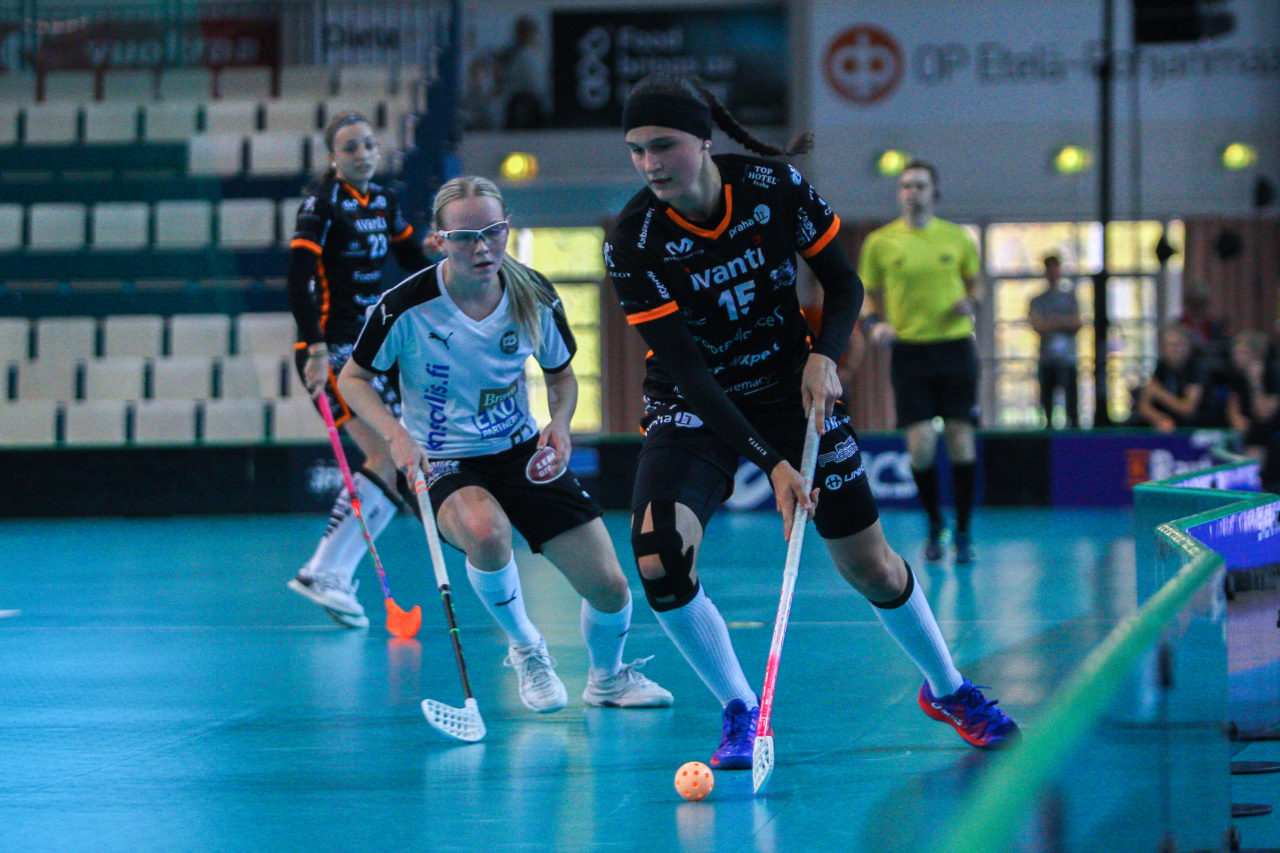 Areena (Seinäjoki), Champions Cup 1/4 Final Damen, FK Tigers Jizni Mesto - TPS

(Claudio Schwarz, unihockey-fotos.ch)

Copyright: Claudio Schwarz, unihockey-fotos.ch – Dieses Bild wurde durch swiss unihockey lizenziert und darf ausschliesslich auf den Online-Kanälen von swiss unihockey verwendet werden. Die redaktionelle oder kommerzielle Nutzung durch Dritte (Medien, Vereine, Unternehmen oder Privatpersonen) per Download von diesem flickr-Account ist ausgeschlossen. Das Bild kann bei Interesse via unihockey-fotos.ch kostenpflichtig lizenziert werden. unihockey-fotos.ch behält sich vor, fehlbaren Medien, Vereinen, Unternehmen oder Privatpersonen Bilder mit einem Zuschlag in Rechnung zu stellen.