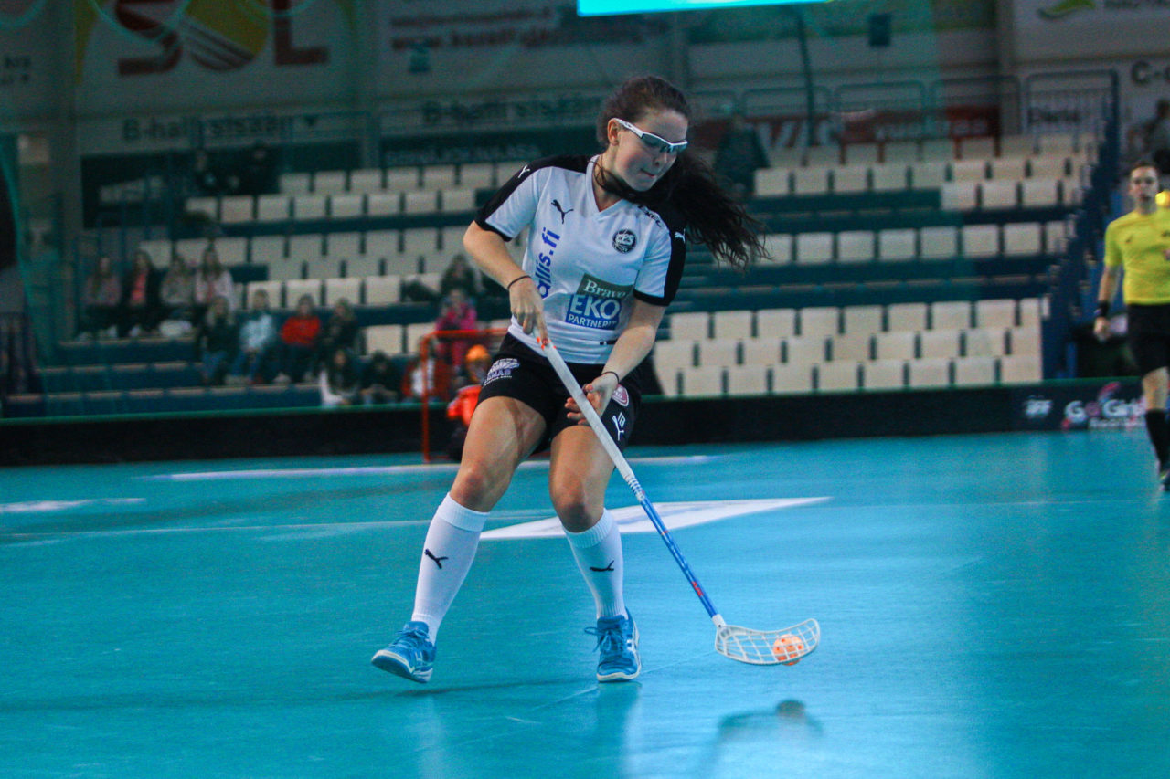 Areena (Seinäjoki), Champions Cup 1/4 Final Damen, FK Tigers Jizni Mesto - TPS

(Claudio Schwarz, unihockey-fotos.ch)

Copyright: Claudio Schwarz, unihockey-fotos.ch – Dieses Bild wurde durch swiss unihockey lizenziert und darf ausschliesslich auf den Online-Kanälen von swiss unihockey verwendet werden. Die redaktionelle oder kommerzielle Nutzung durch Dritte (Medien, Vereine, Unternehmen oder Privatpersonen) per Download von diesem flickr-Account ist ausgeschlossen. Das Bild kann bei Interesse via unihockey-fotos.ch kostenpflichtig lizenziert werden. unihockey-fotos.ch behält sich vor, fehlbaren Medien, Vereinen, Unternehmen oder Privatpersonen Bilder mit einem Zuschlag in Rechnung zu stellen.