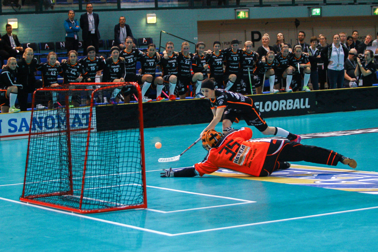 Areena (Seinäjoki), Champions Cup 1/4 Final Damen, FK Tigers Jizni Mesto - TPS

(Claudio Schwarz, unihockey-fotos.ch)

Copyright: Claudio Schwarz, unihockey-fotos.ch – Dieses Bild wurde durch swiss unihockey lizenziert und darf ausschliesslich auf den Online-Kanälen von swiss unihockey verwendet werden. Die redaktionelle oder kommerzielle Nutzung durch Dritte (Medien, Vereine, Unternehmen oder Privatpersonen) per Download von diesem flickr-Account ist ausgeschlossen. Das Bild kann bei Interesse via unihockey-fotos.ch kostenpflichtig lizenziert werden. unihockey-fotos.ch behält sich vor, fehlbaren Medien, Vereinen, Unternehmen oder Privatpersonen Bilder mit einem Zuschlag in Rechnung zu stellen.