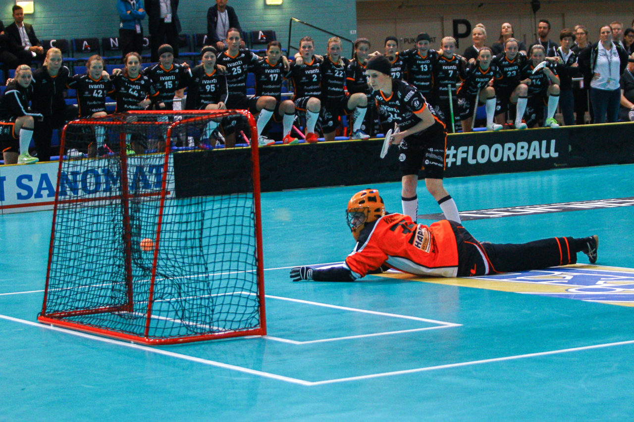Areena (Seinäjoki), Champions Cup 1/4 Final Damen, FK Tigers Jizni Mesto - TPS

(Claudio Schwarz, unihockey-fotos.ch)

Copyright: Claudio Schwarz, unihockey-fotos.ch – Dieses Bild wurde durch swiss unihockey lizenziert und darf ausschliesslich auf den Online-Kanälen von swiss unihockey verwendet werden. Die redaktionelle oder kommerzielle Nutzung durch Dritte (Medien, Vereine, Unternehmen oder Privatpersonen) per Download von diesem flickr-Account ist ausgeschlossen. Das Bild kann bei Interesse via unihockey-fotos.ch kostenpflichtig lizenziert werden. unihockey-fotos.ch behält sich vor, fehlbaren Medien, Vereinen, Unternehmen oder Privatpersonen Bilder mit einem Zuschlag in Rechnung zu stellen.