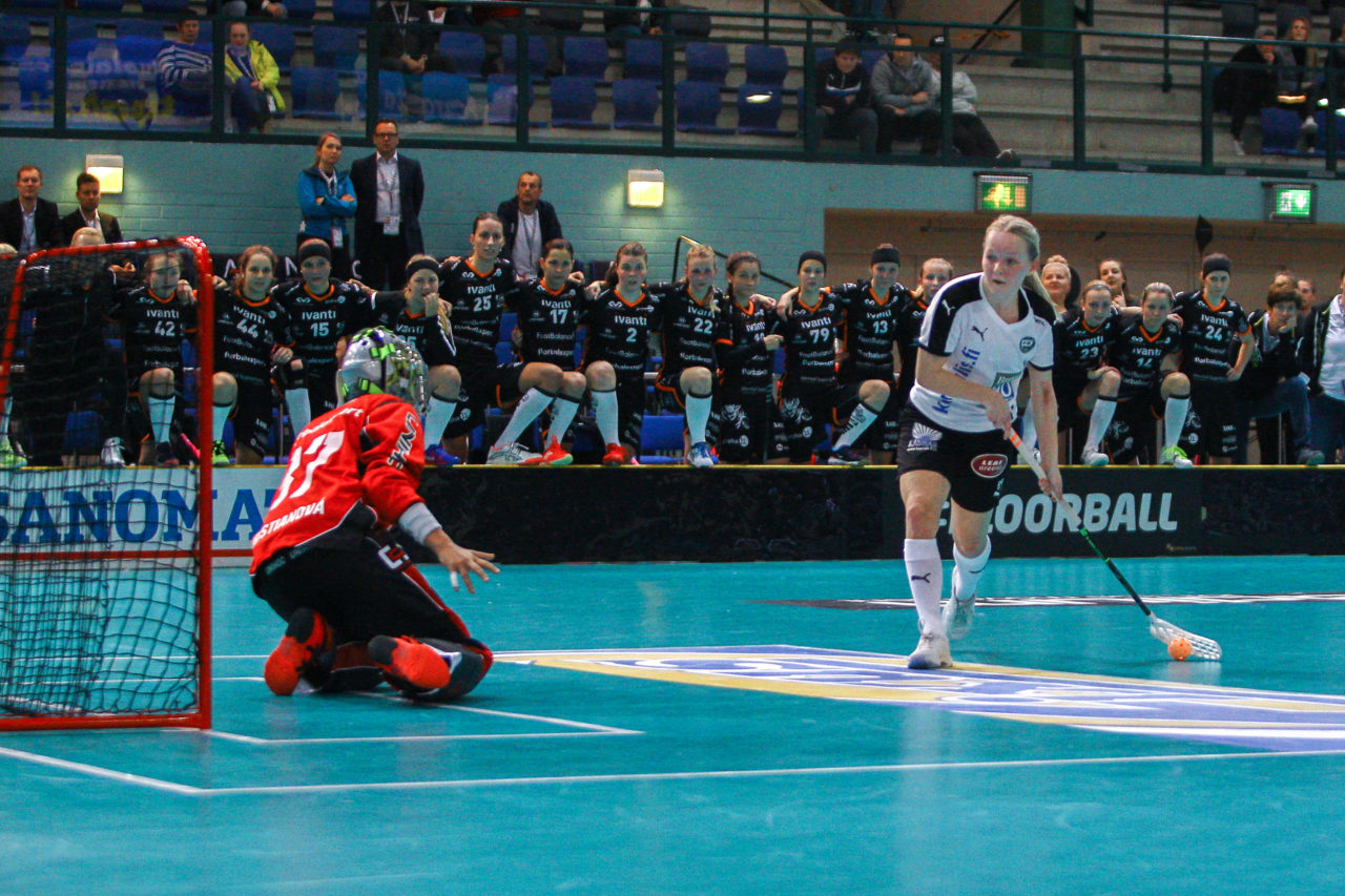 Areena (Seinäjoki), Champions Cup 1/4 Final Damen, FK Tigers Jizni Mesto - TPS

(Claudio Schwarz, unihockey-fotos.ch)

Copyright: Claudio Schwarz, unihockey-fotos.ch – Dieses Bild wurde durch swiss unihockey lizenziert und darf ausschliesslich auf den Online-Kanälen von swiss unihockey verwendet werden. Die redaktionelle oder kommerzielle Nutzung durch Dritte (Medien, Vereine, Unternehmen oder Privatpersonen) per Download von diesem flickr-Account ist ausgeschlossen. Das Bild kann bei Interesse via unihockey-fotos.ch kostenpflichtig lizenziert werden. unihockey-fotos.ch behält sich vor, fehlbaren Medien, Vereinen, Unternehmen oder Privatpersonen Bilder mit einem Zuschlag in Rechnung zu stellen.