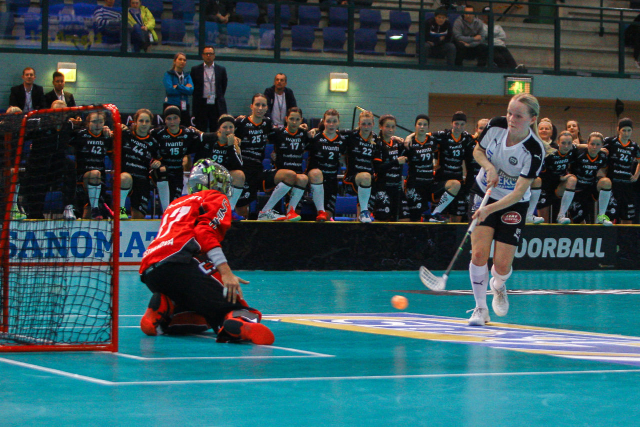 Areena (Seinäjoki), Champions Cup 1/4 Final Damen, FK Tigers Jizni Mesto - TPS

(Claudio Schwarz, unihockey-fotos.ch)

Copyright: Claudio Schwarz, unihockey-fotos.ch – Dieses Bild wurde durch swiss unihockey lizenziert und darf ausschliesslich auf den Online-Kanälen von swiss unihockey verwendet werden. Die redaktionelle oder kommerzielle Nutzung durch Dritte (Medien, Vereine, Unternehmen oder Privatpersonen) per Download von diesem flickr-Account ist ausgeschlossen. Das Bild kann bei Interesse via unihockey-fotos.ch kostenpflichtig lizenziert werden. unihockey-fotos.ch behält sich vor, fehlbaren Medien, Vereinen, Unternehmen oder Privatpersonen Bilder mit einem Zuschlag in Rechnung zu stellen.