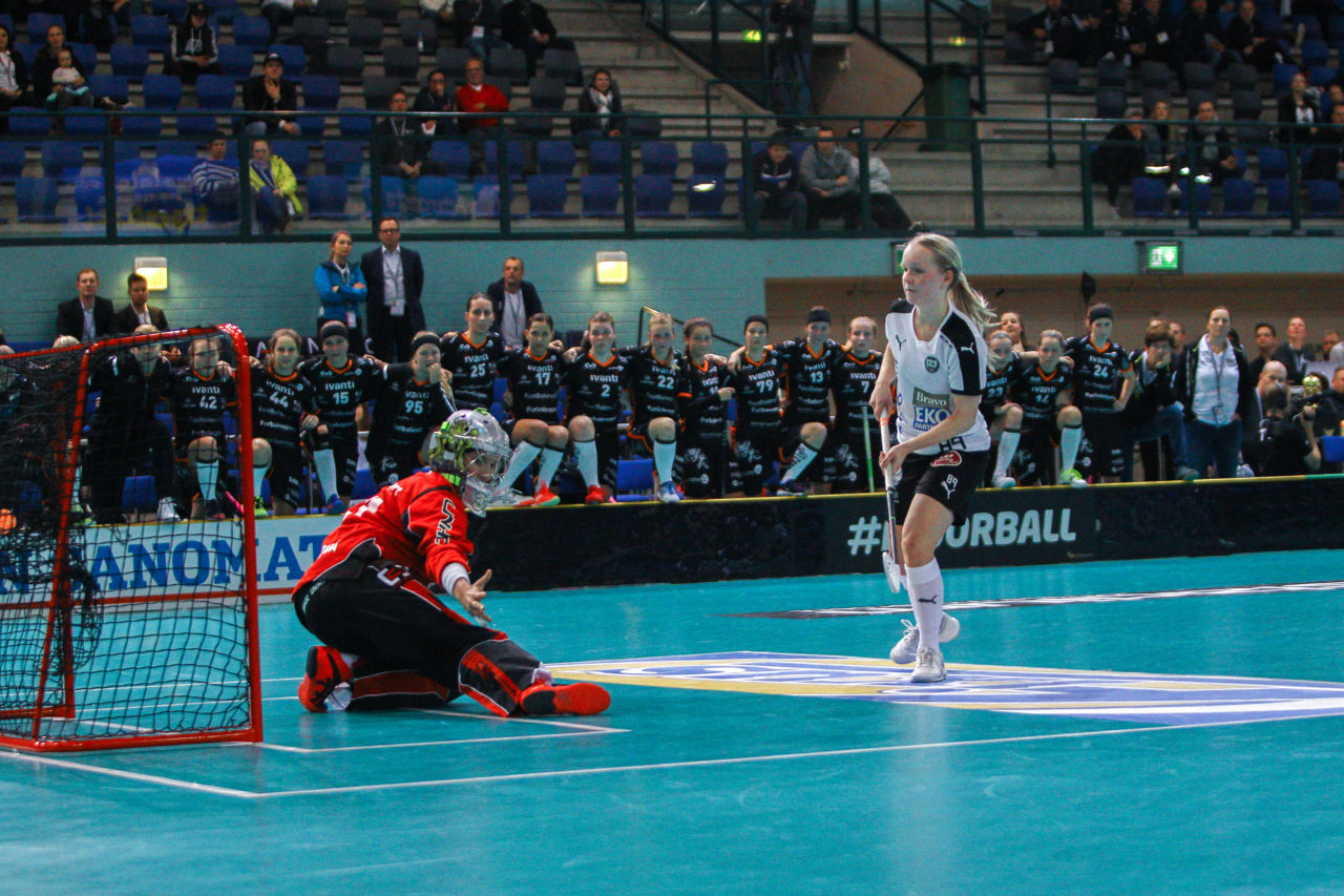 Areena (Seinäjoki), Champions Cup 1/4 Final Damen, FK Tigers Jizni Mesto - TPS

(Claudio Schwarz, unihockey-fotos.ch)

Copyright: Claudio Schwarz, unihockey-fotos.ch – Dieses Bild wurde durch swiss unihockey lizenziert und darf ausschliesslich auf den Online-Kanälen von swiss unihockey verwendet werden. Die redaktionelle oder kommerzielle Nutzung durch Dritte (Medien, Vereine, Unternehmen oder Privatpersonen) per Download von diesem flickr-Account ist ausgeschlossen. Das Bild kann bei Interesse via unihockey-fotos.ch kostenpflichtig lizenziert werden. unihockey-fotos.ch behält sich vor, fehlbaren Medien, Vereinen, Unternehmen oder Privatpersonen Bilder mit einem Zuschlag in Rechnung zu stellen.
